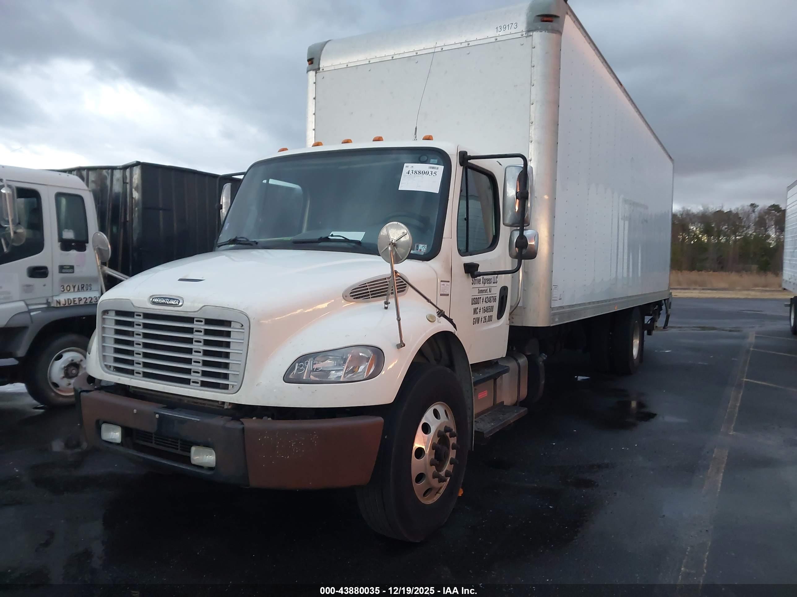 FREIGHTLINER M2 image 2