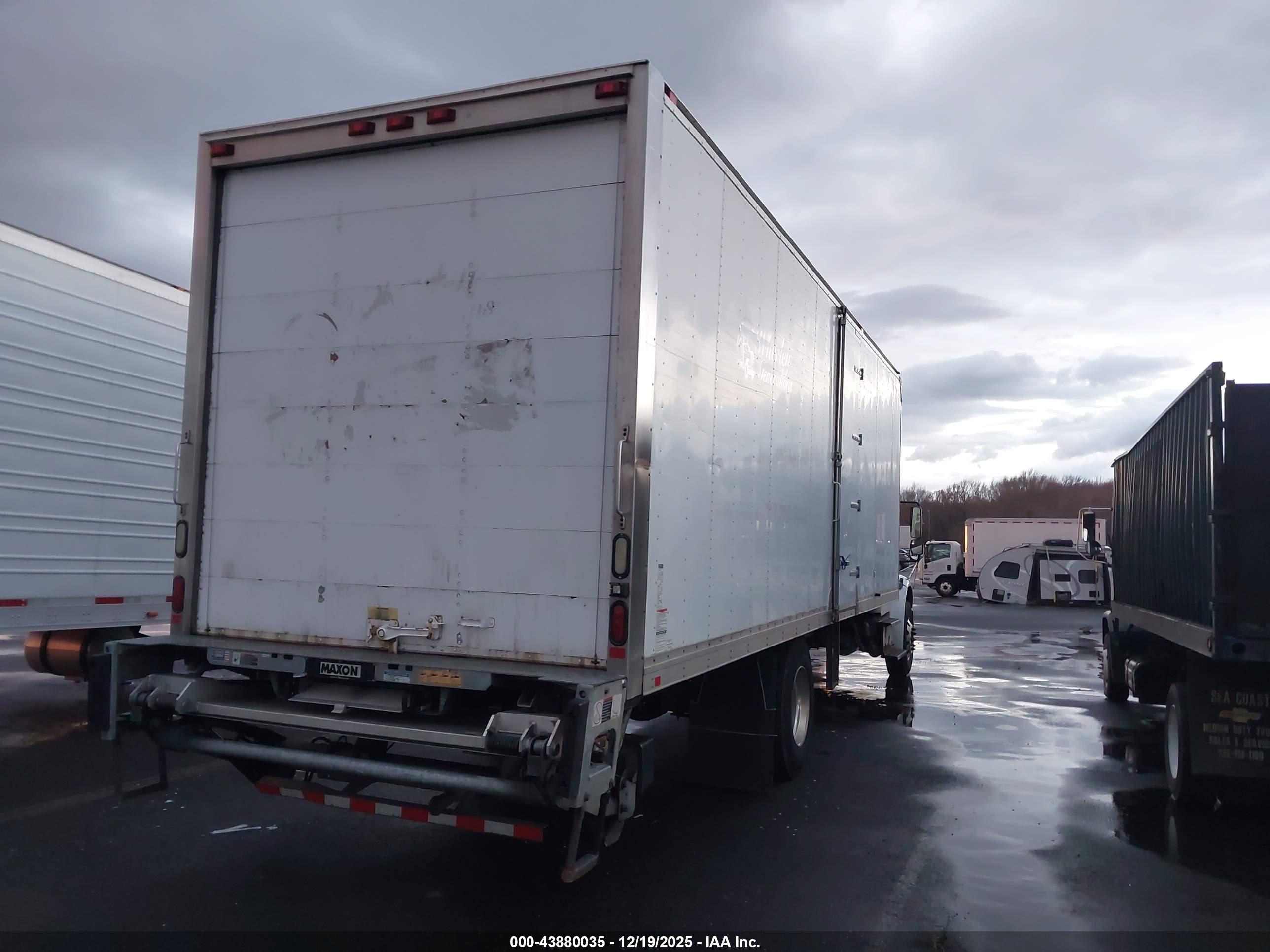 FREIGHTLINER M2 image 4