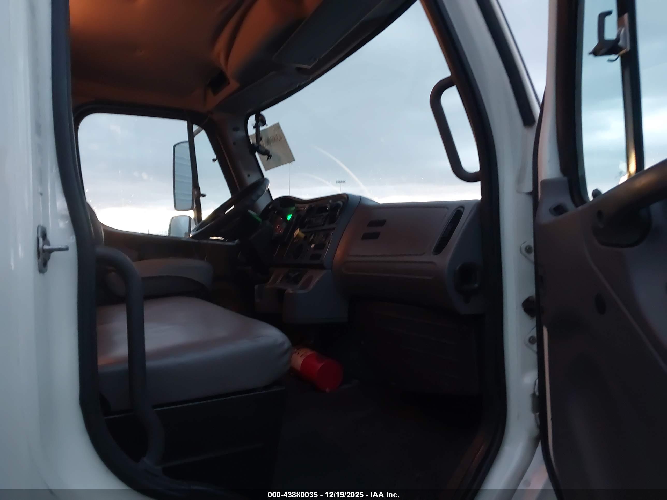 FREIGHTLINER M2 image 8