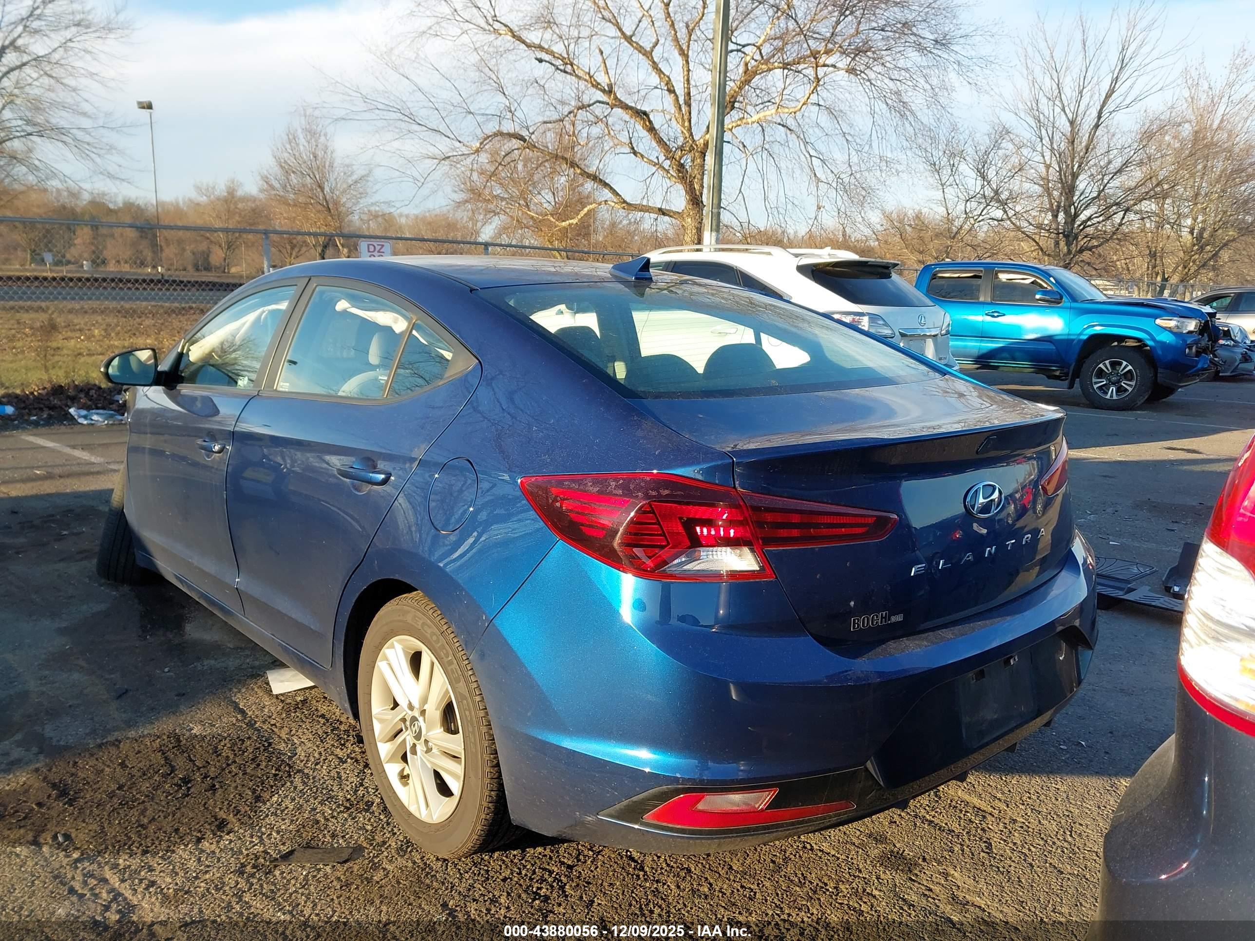 HYUNDAI ELANTRA image 3