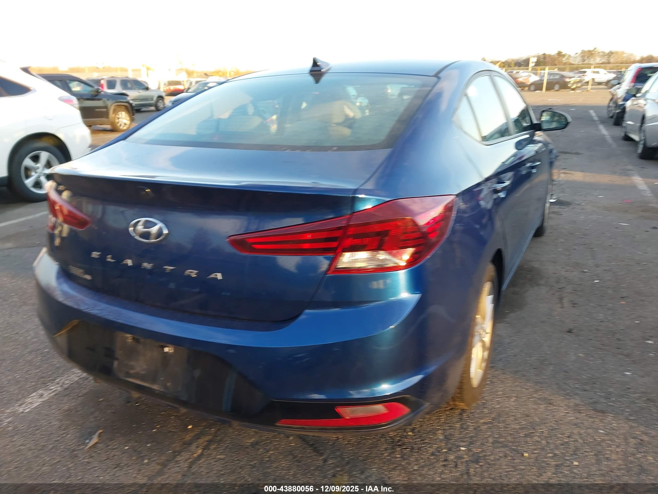 HYUNDAI ELANTRA image 4