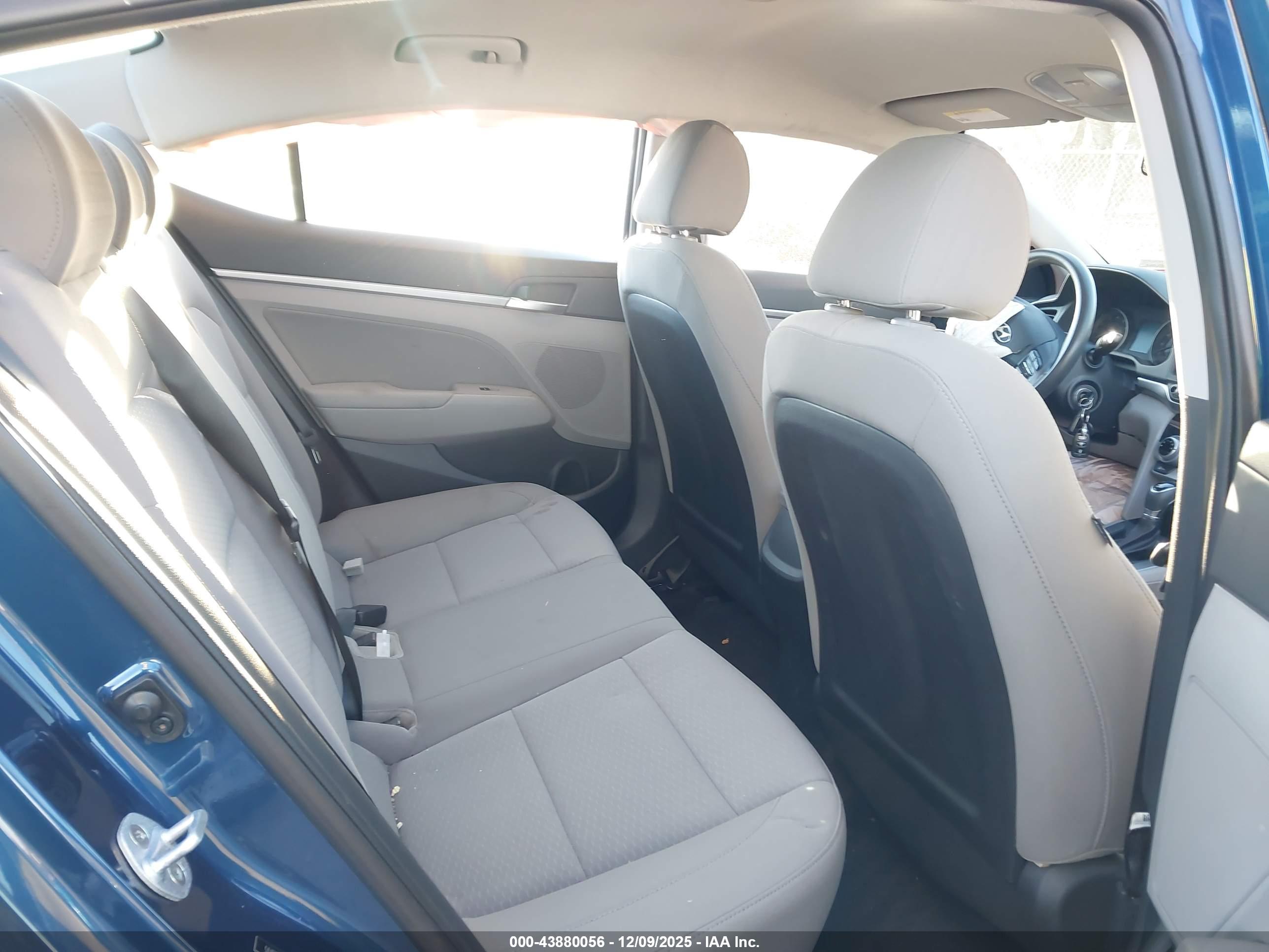 HYUNDAI ELANTRA image 8