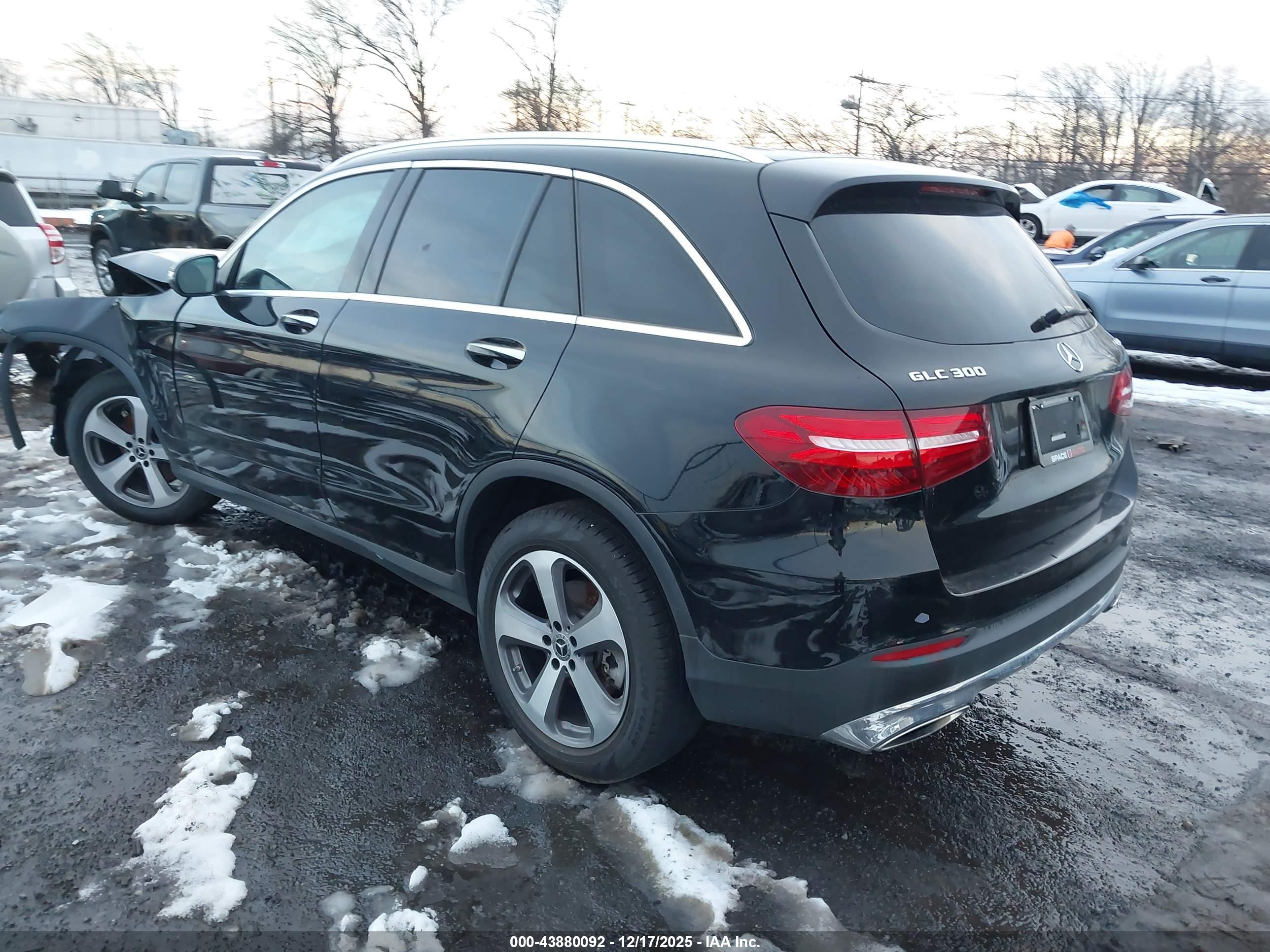 MERCEDES-BENZ GLC image 3