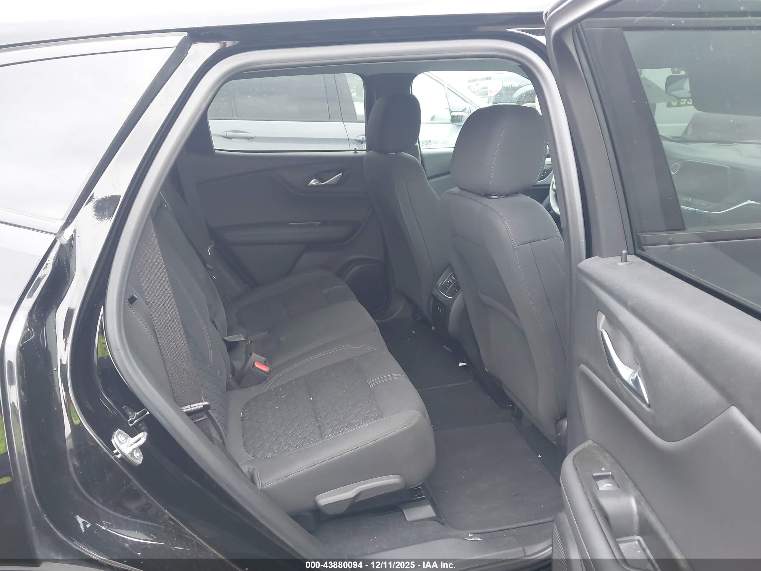 CHEVROLET BLAZER image 8