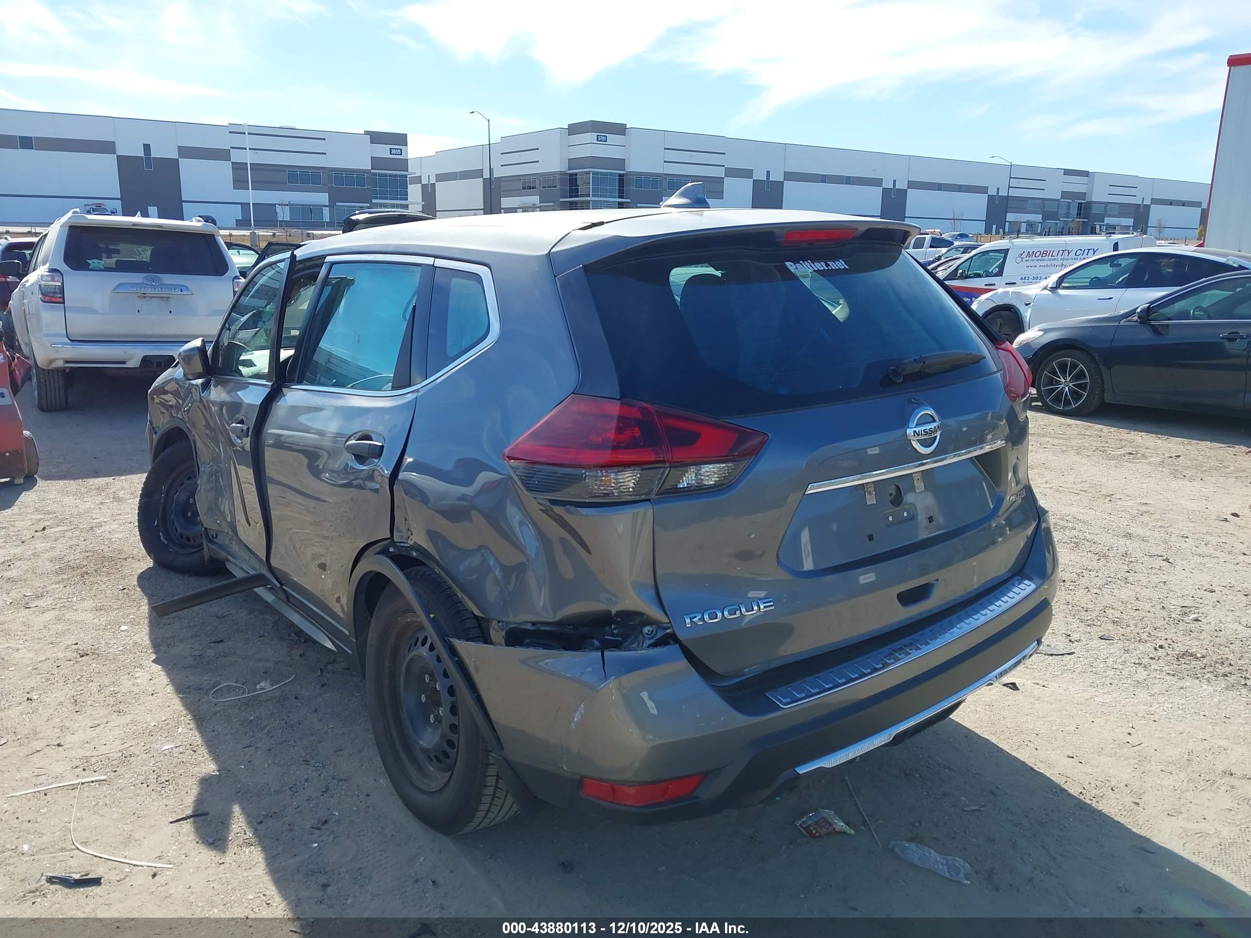 NISSAN ROGUE image 3