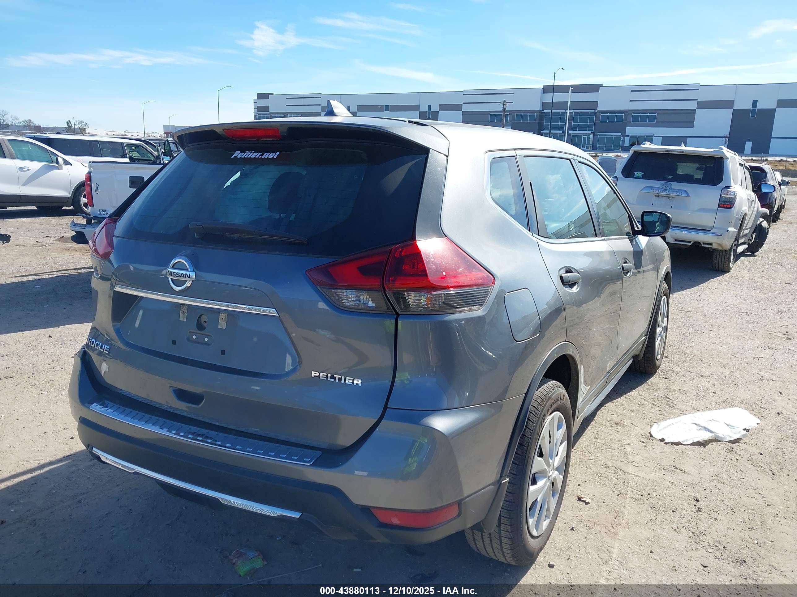 NISSAN ROGUE image 4