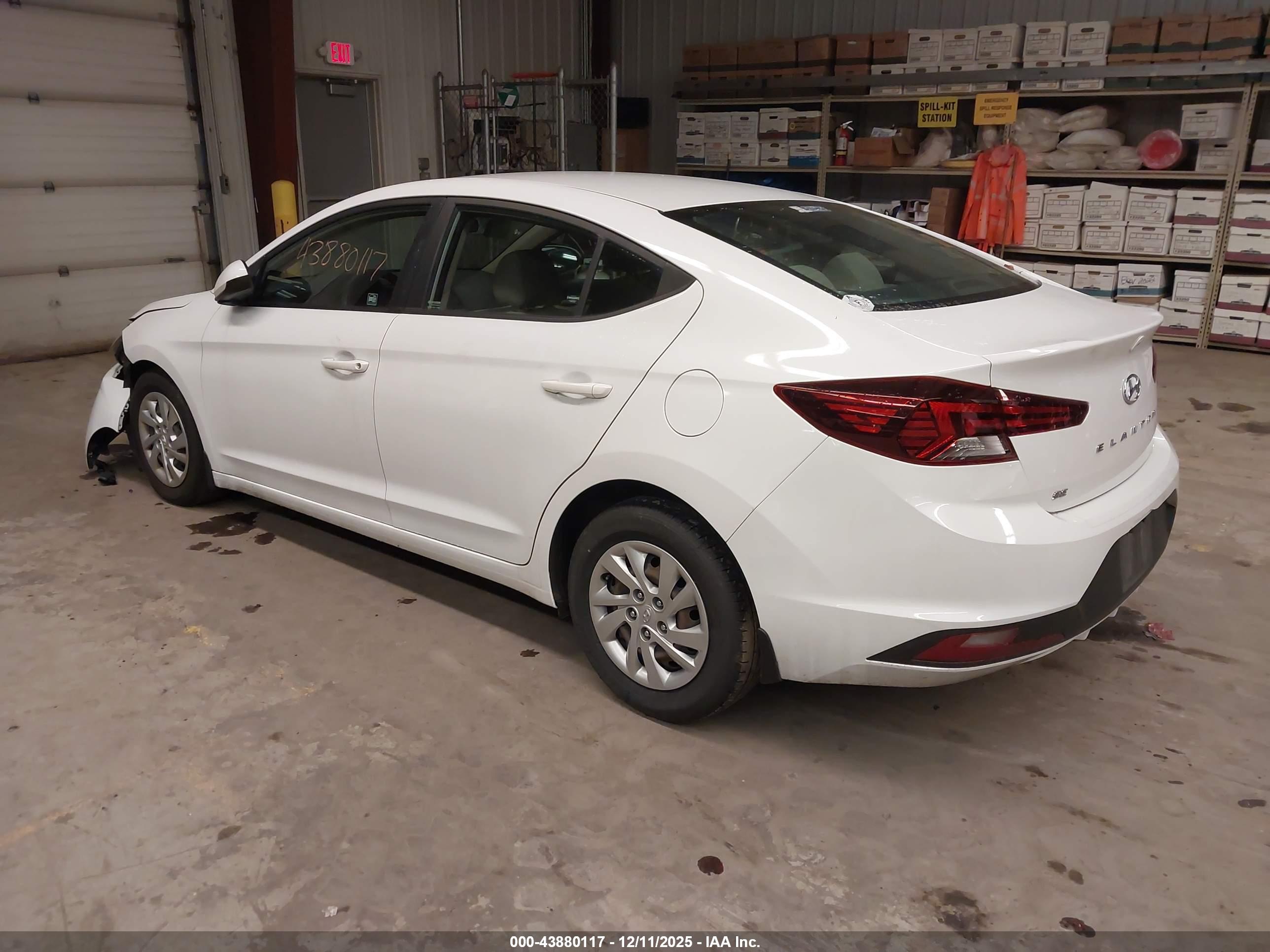 HYUNDAI ELANTRA image 3