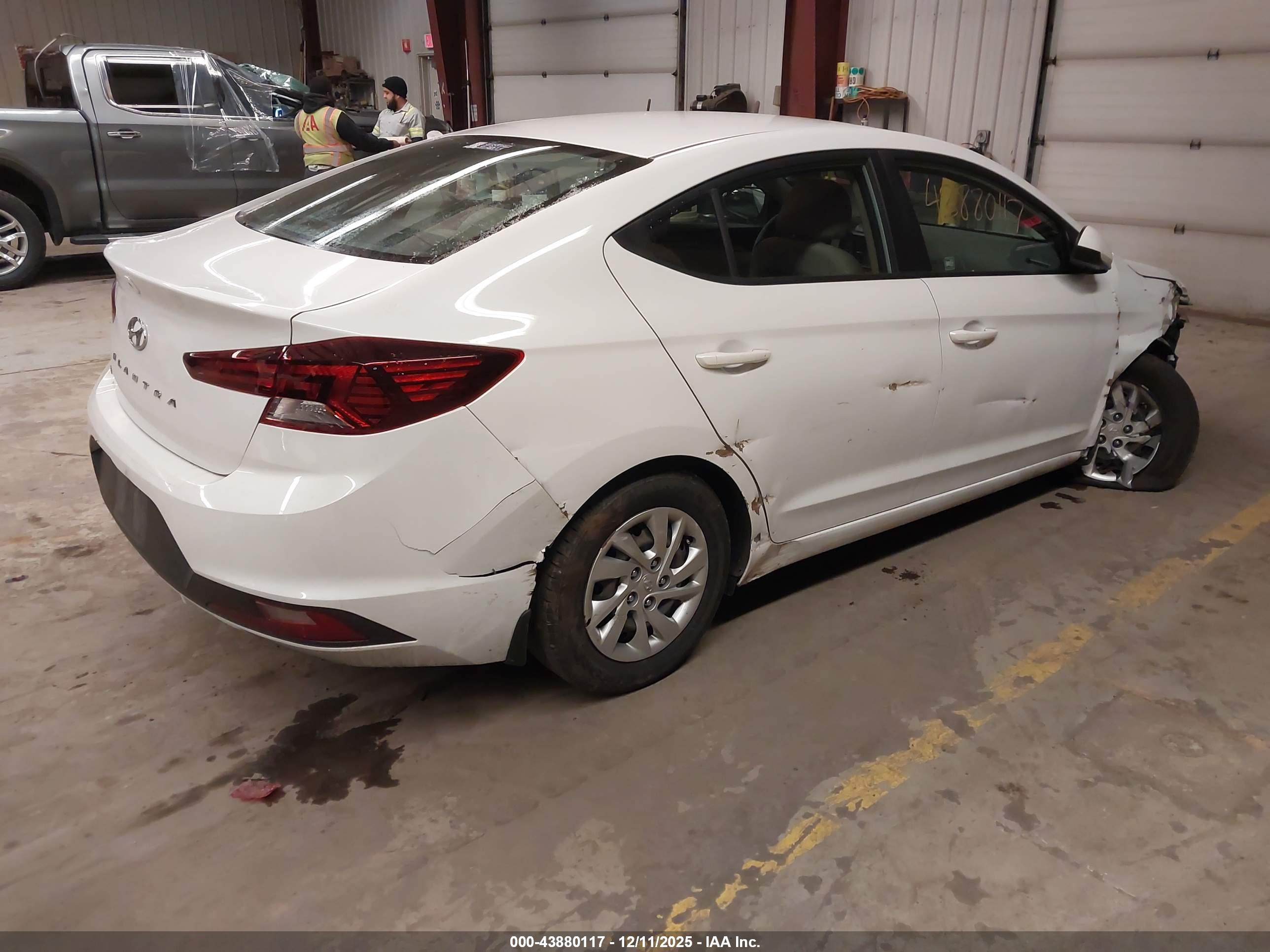 HYUNDAI ELANTRA image 4
