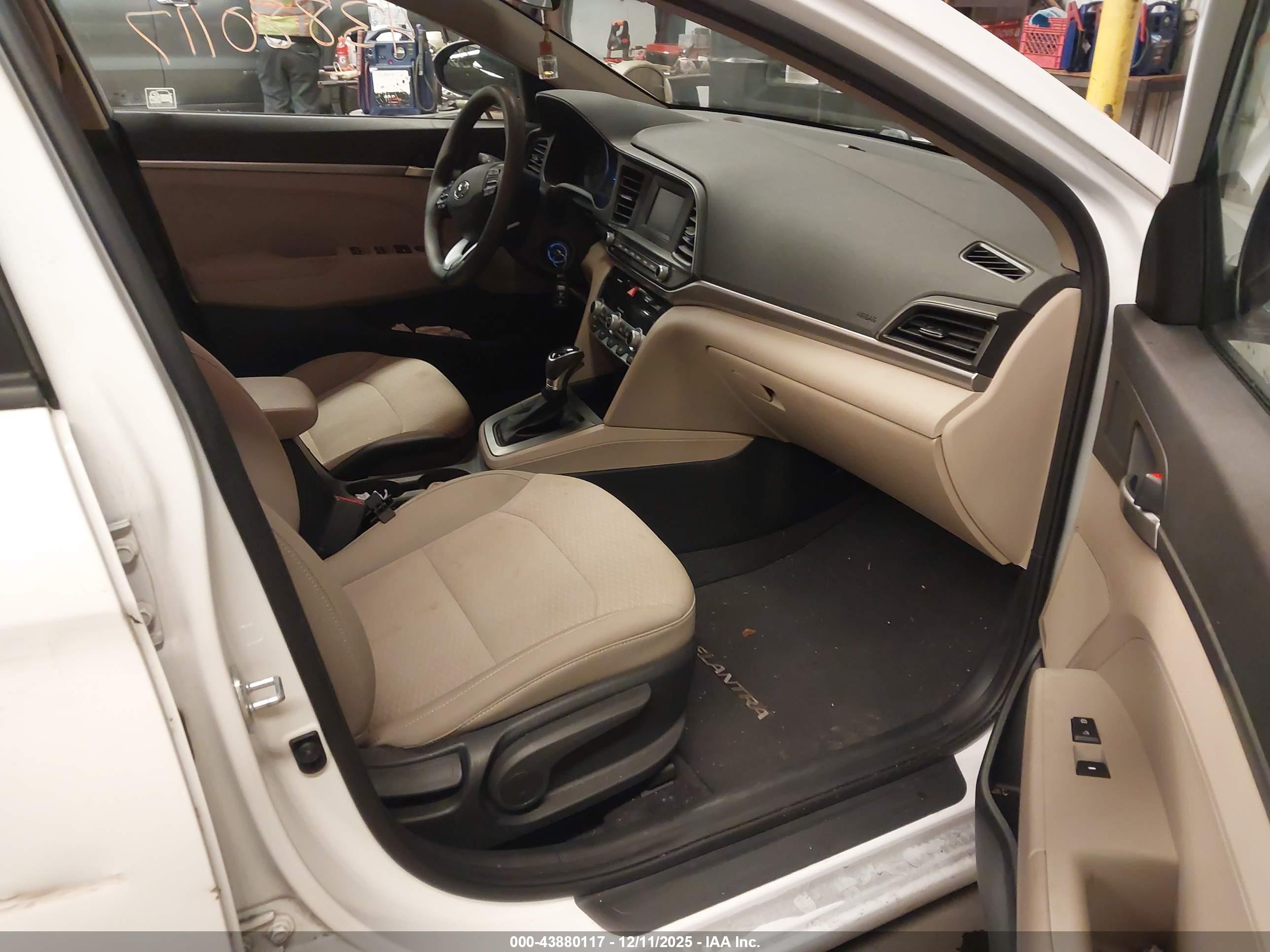 HYUNDAI ELANTRA image 5