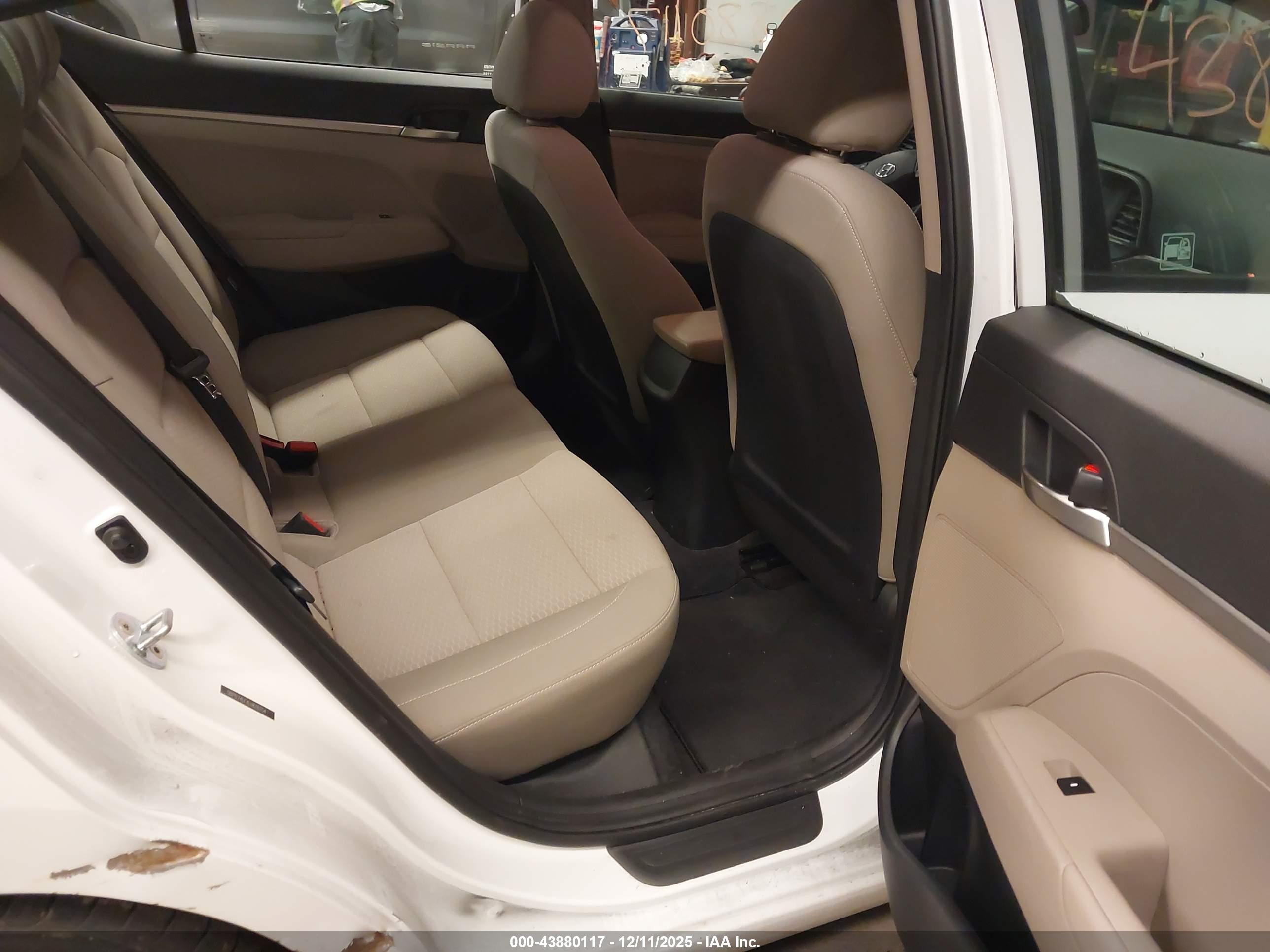 HYUNDAI ELANTRA image 8
