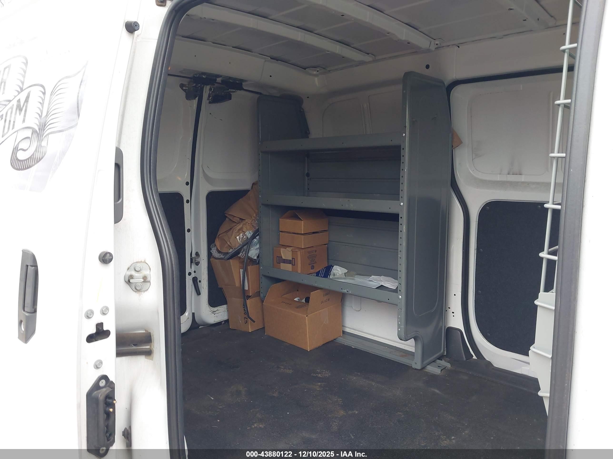 NISSAN NV200 image 8