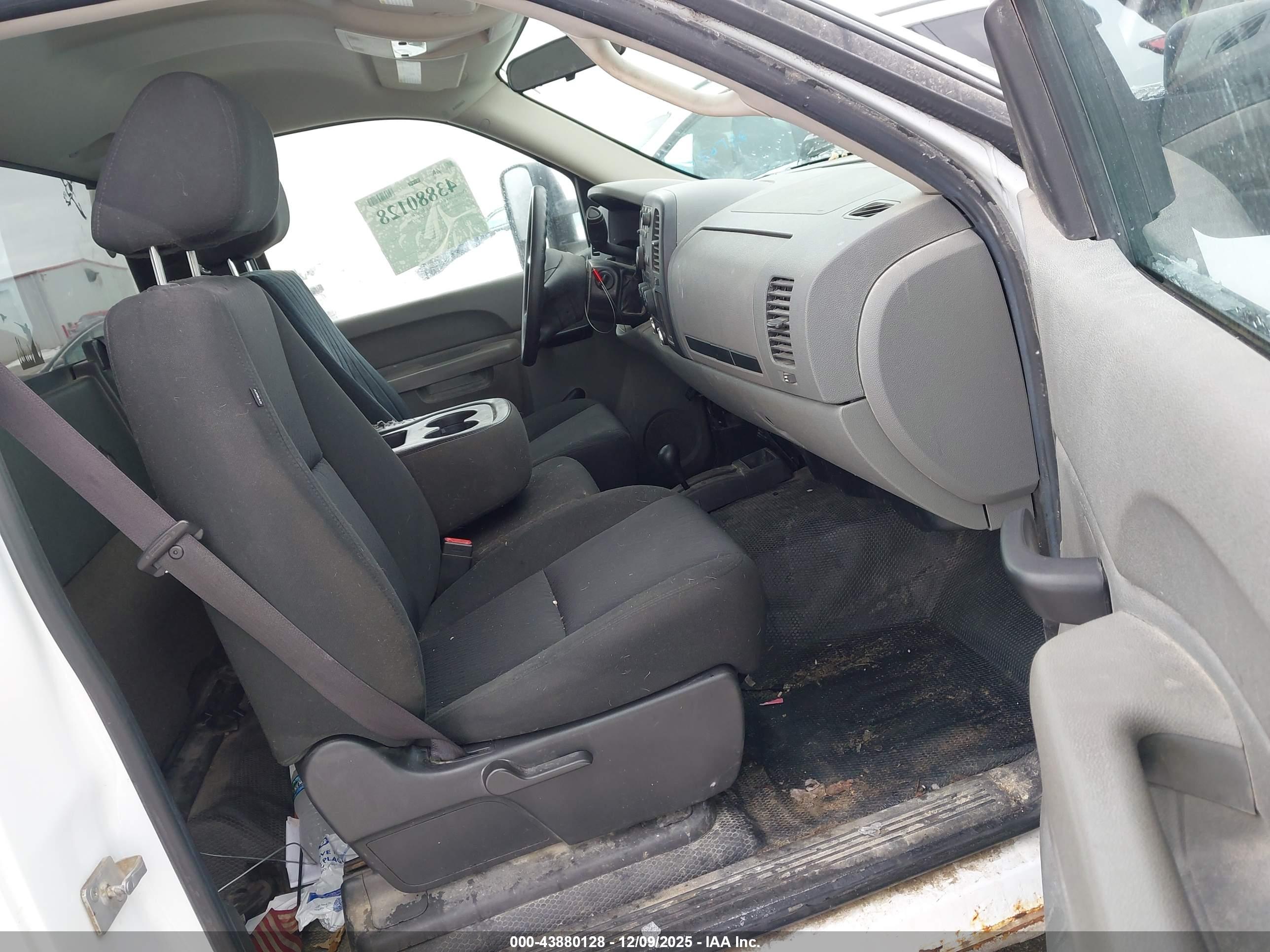 CHEVROLET SILVERADO image 5