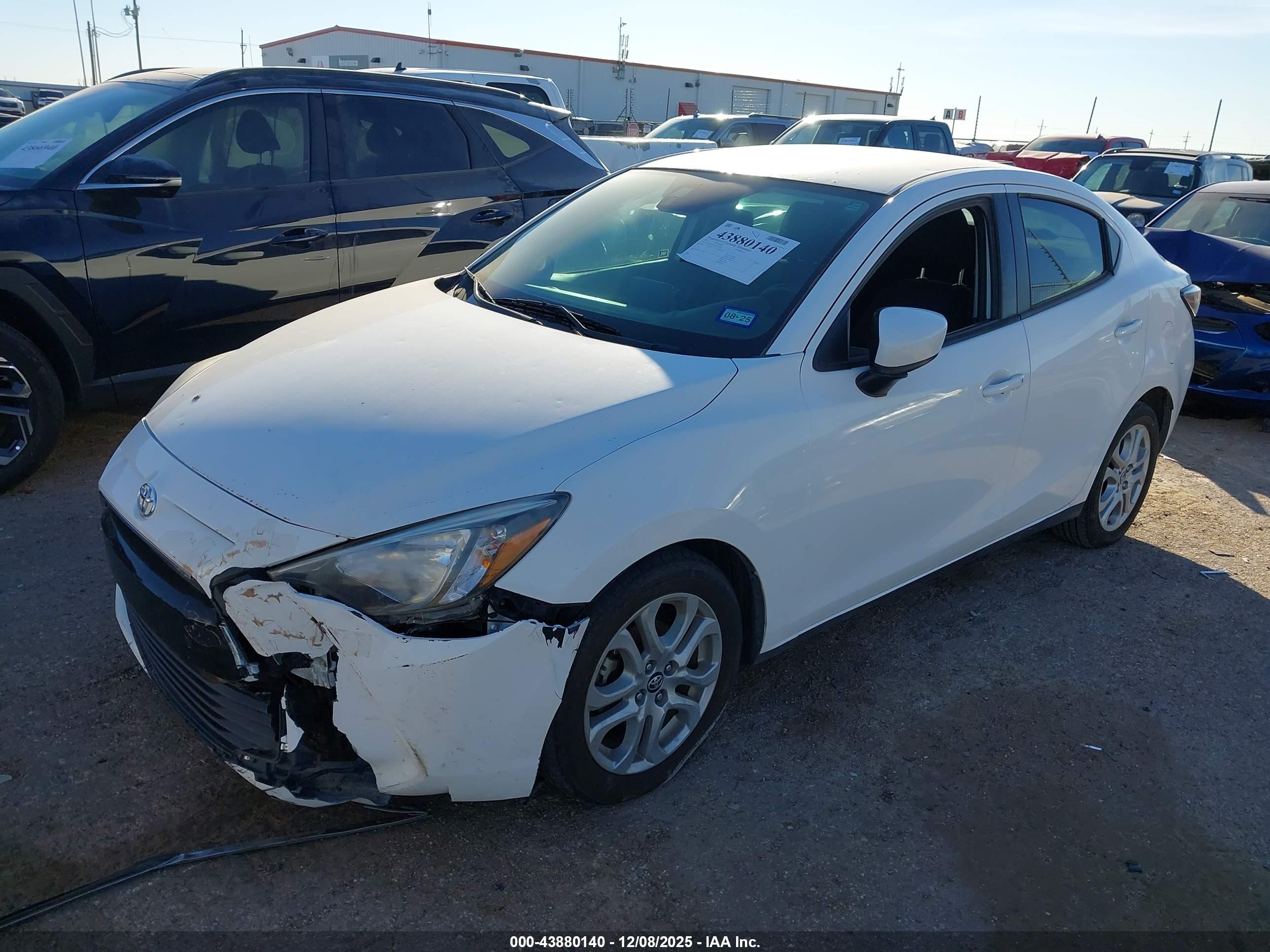 TOYOTA YARIS image 2