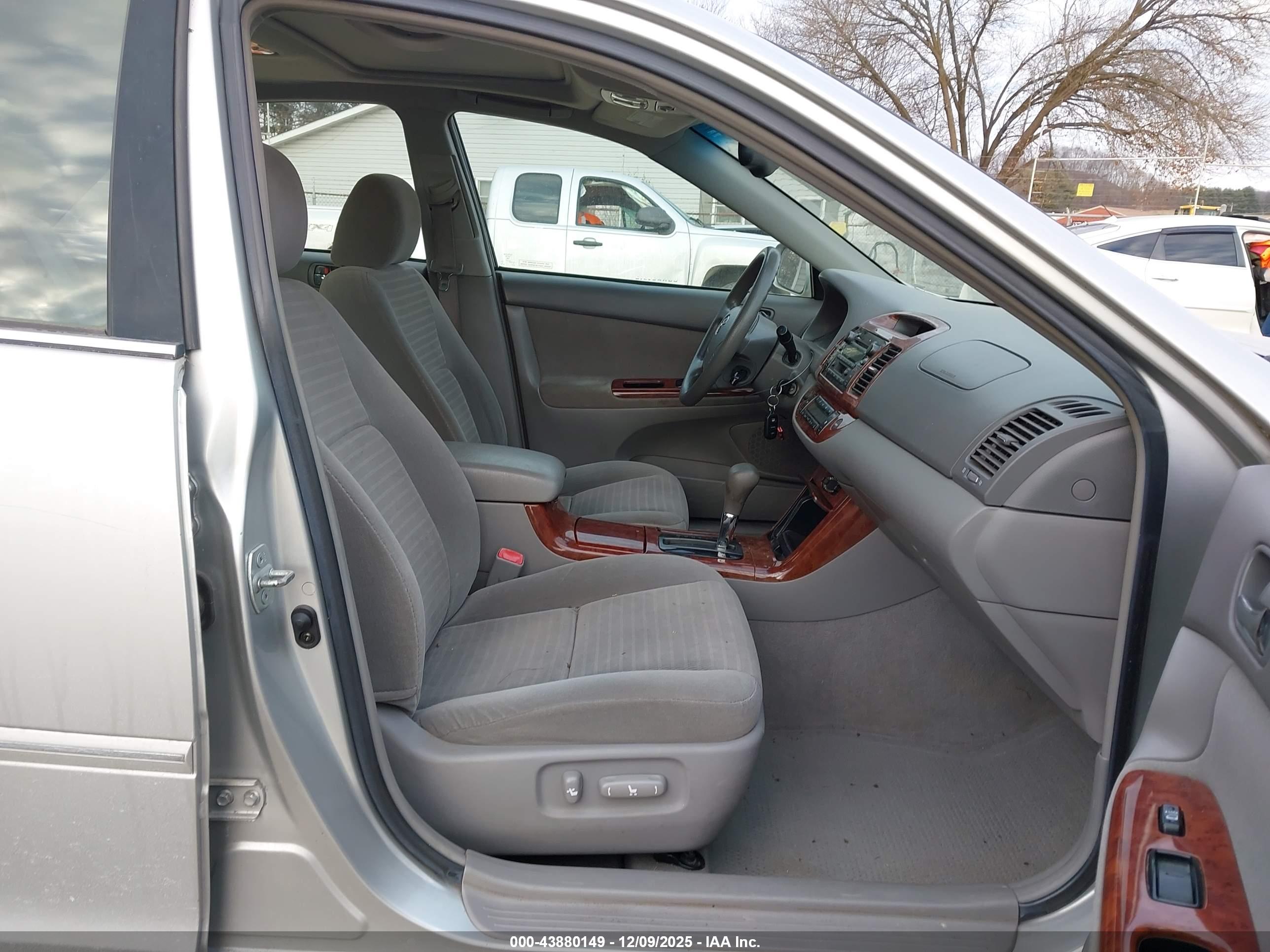 TOYOTA CAMRY image 5