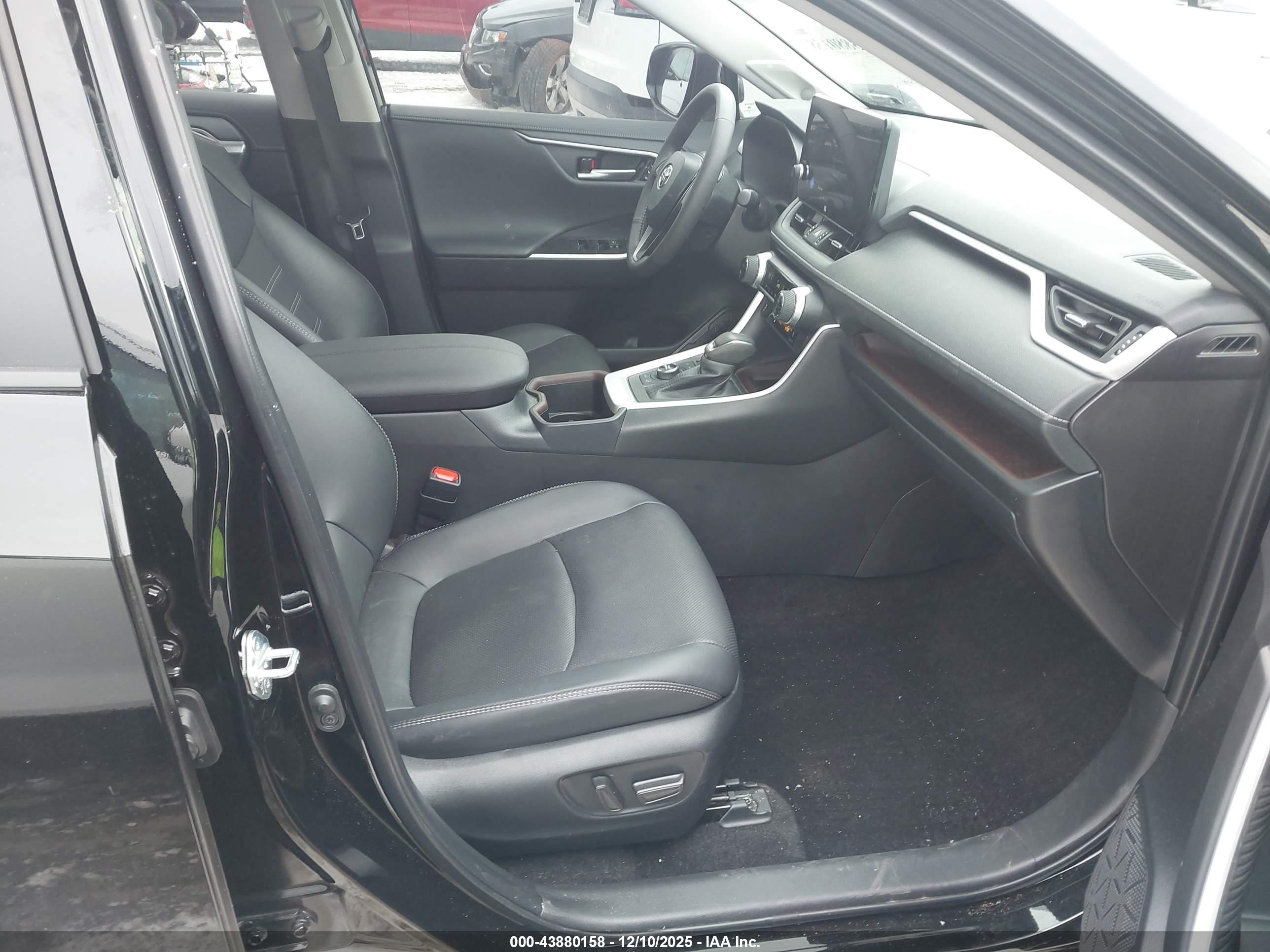 TOYOTA RAV4 image 5