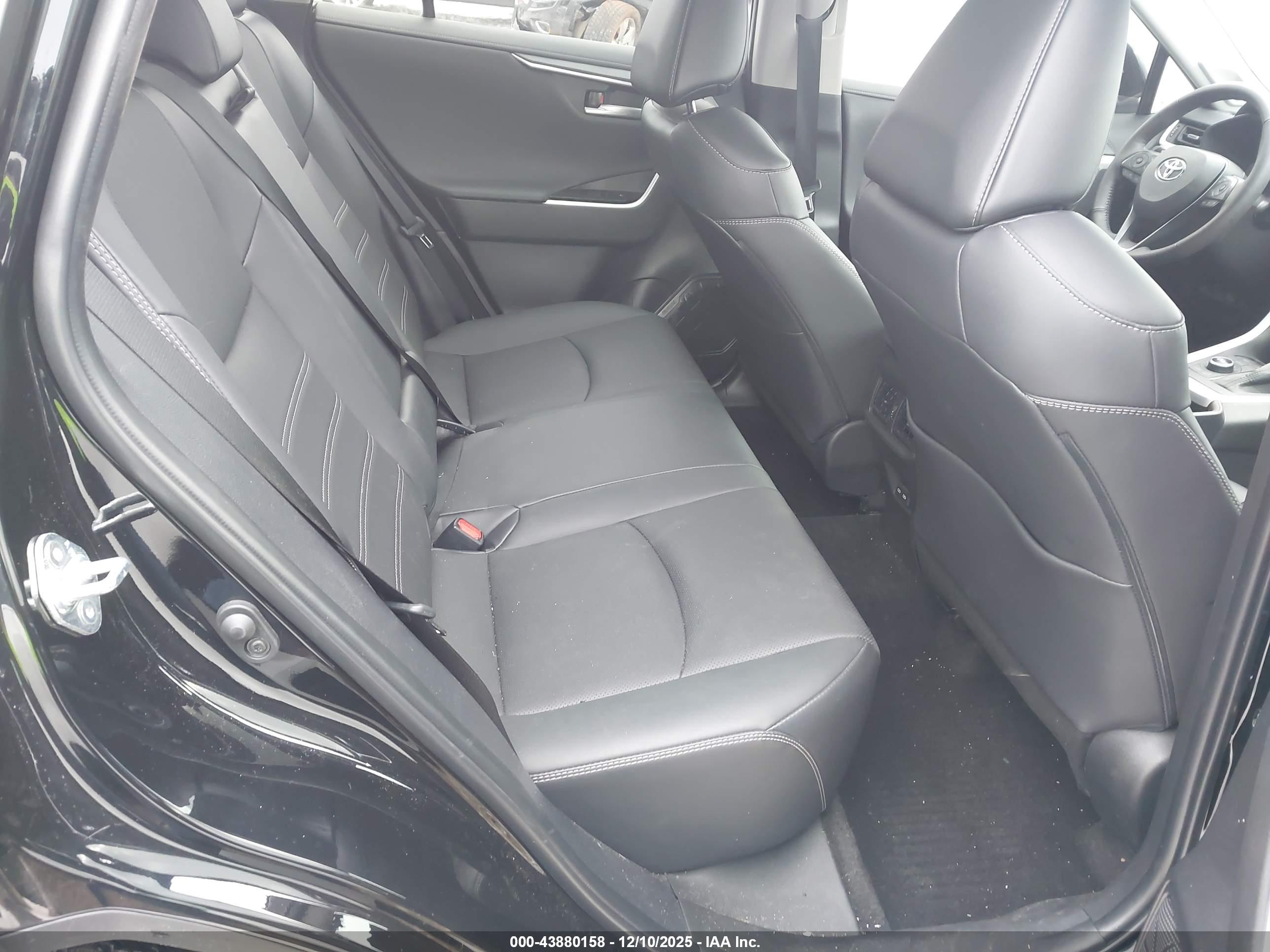 TOYOTA RAV4 image 8