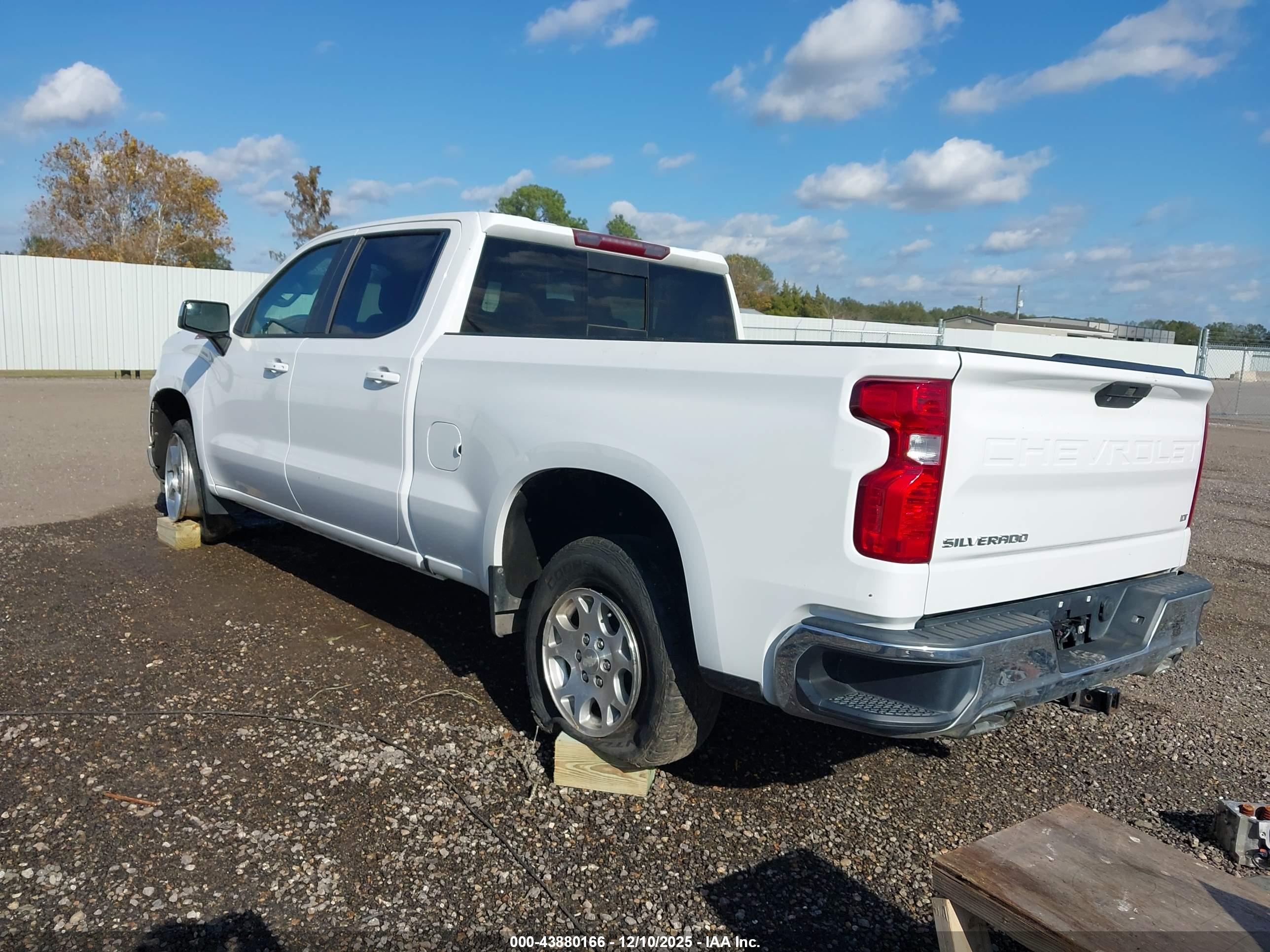 CHEVROLET SILVERADO image 3