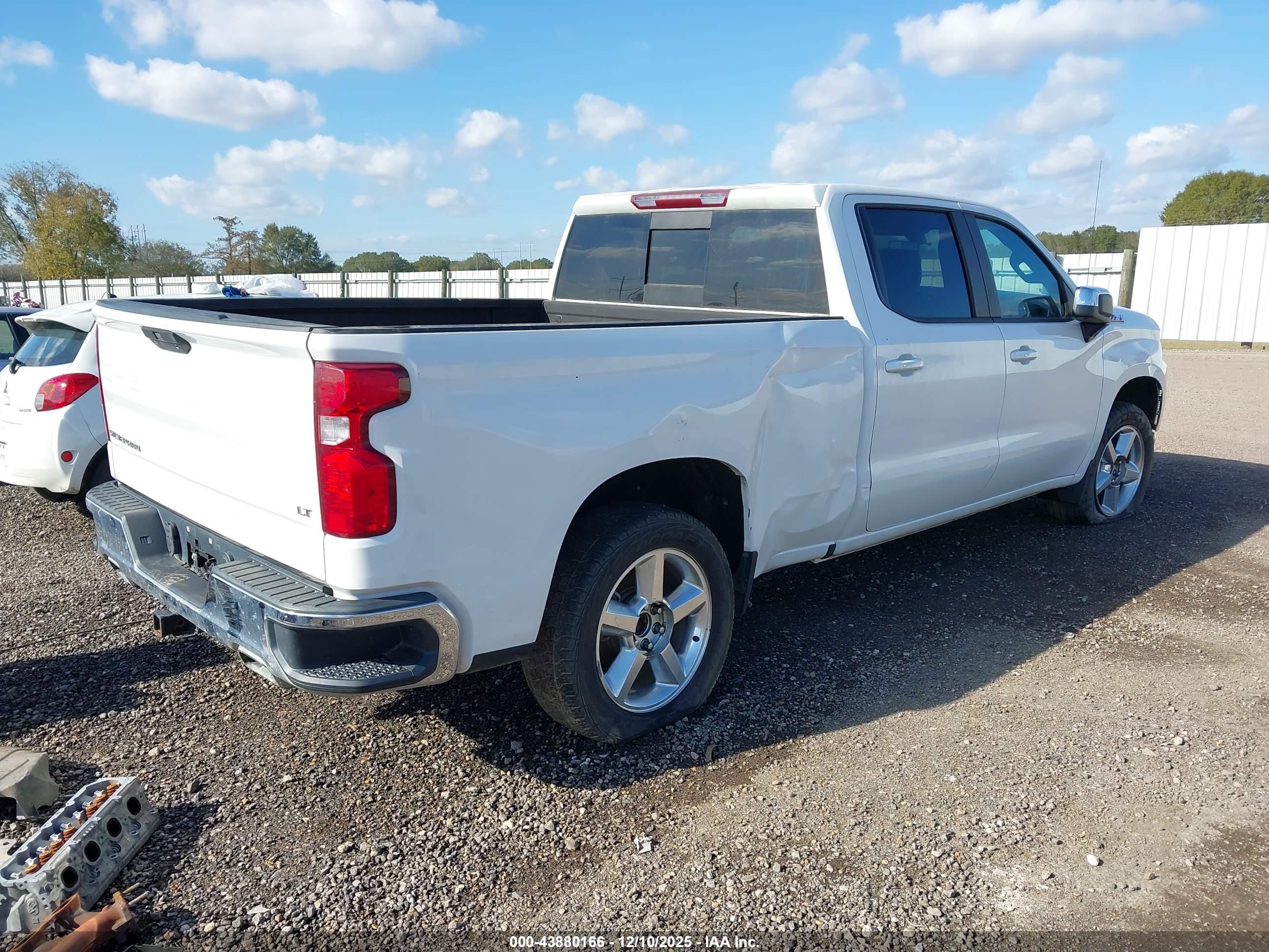 CHEVROLET SILVERADO image 4