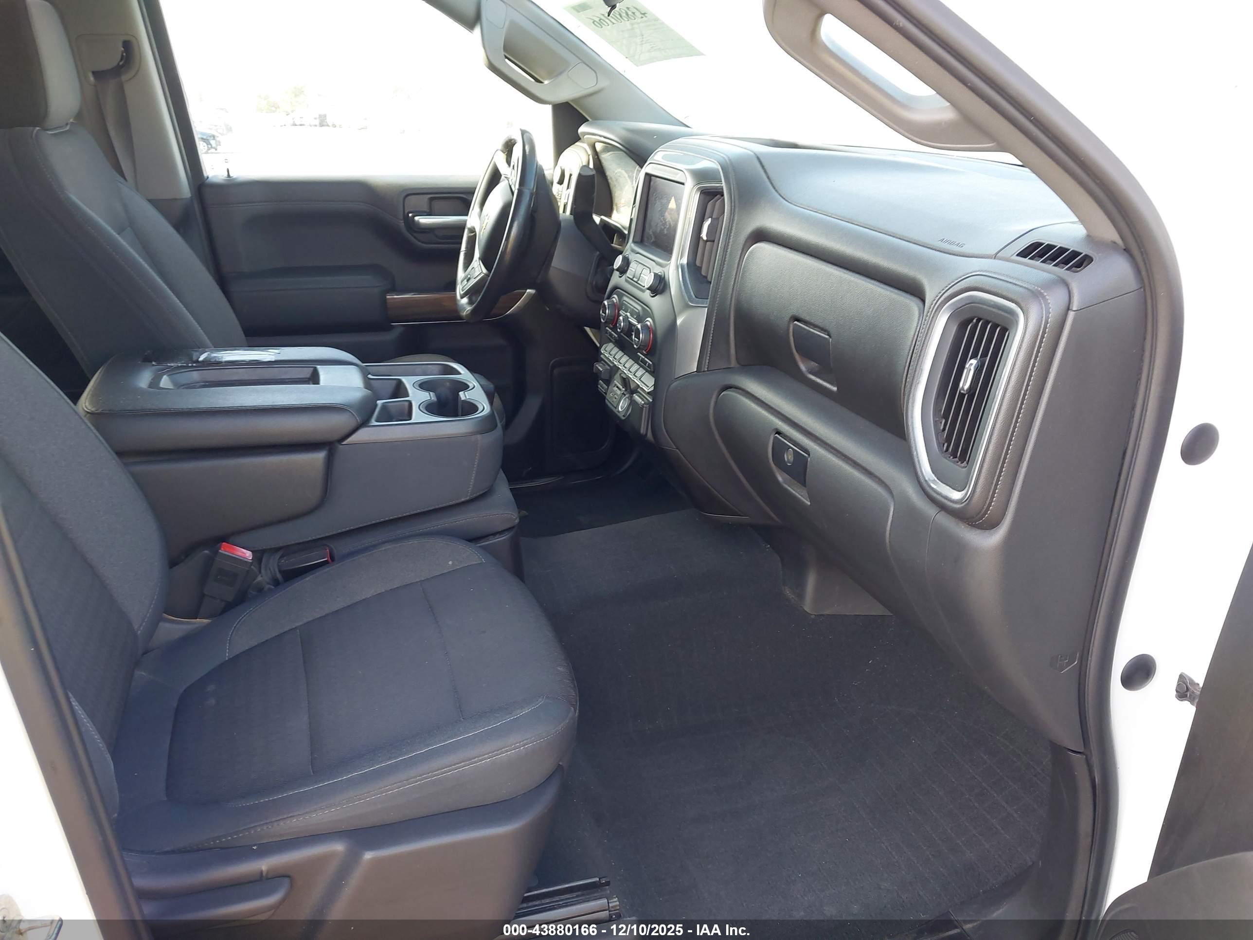 CHEVROLET SILVERADO image 5