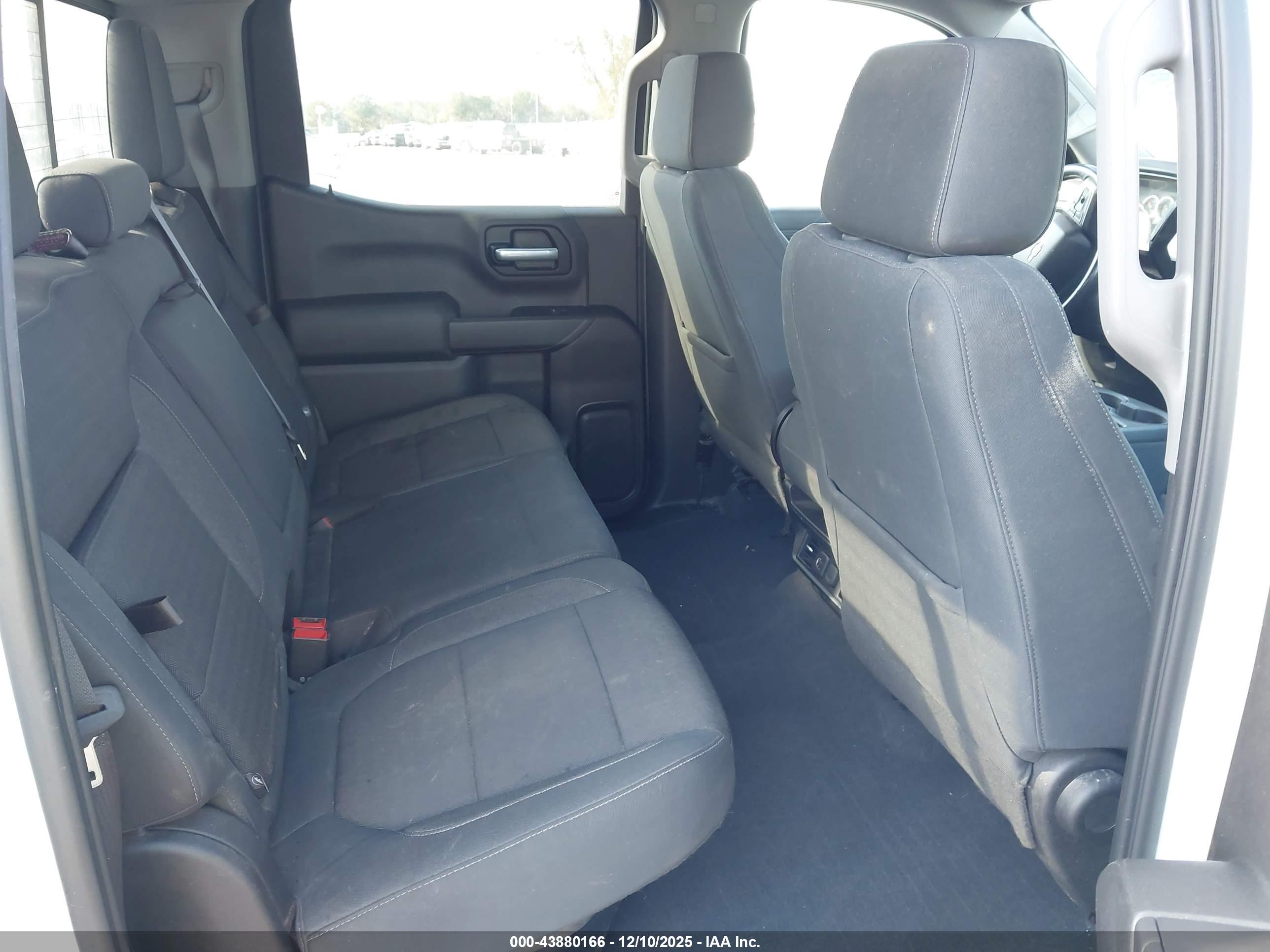 CHEVROLET SILVERADO image 8
