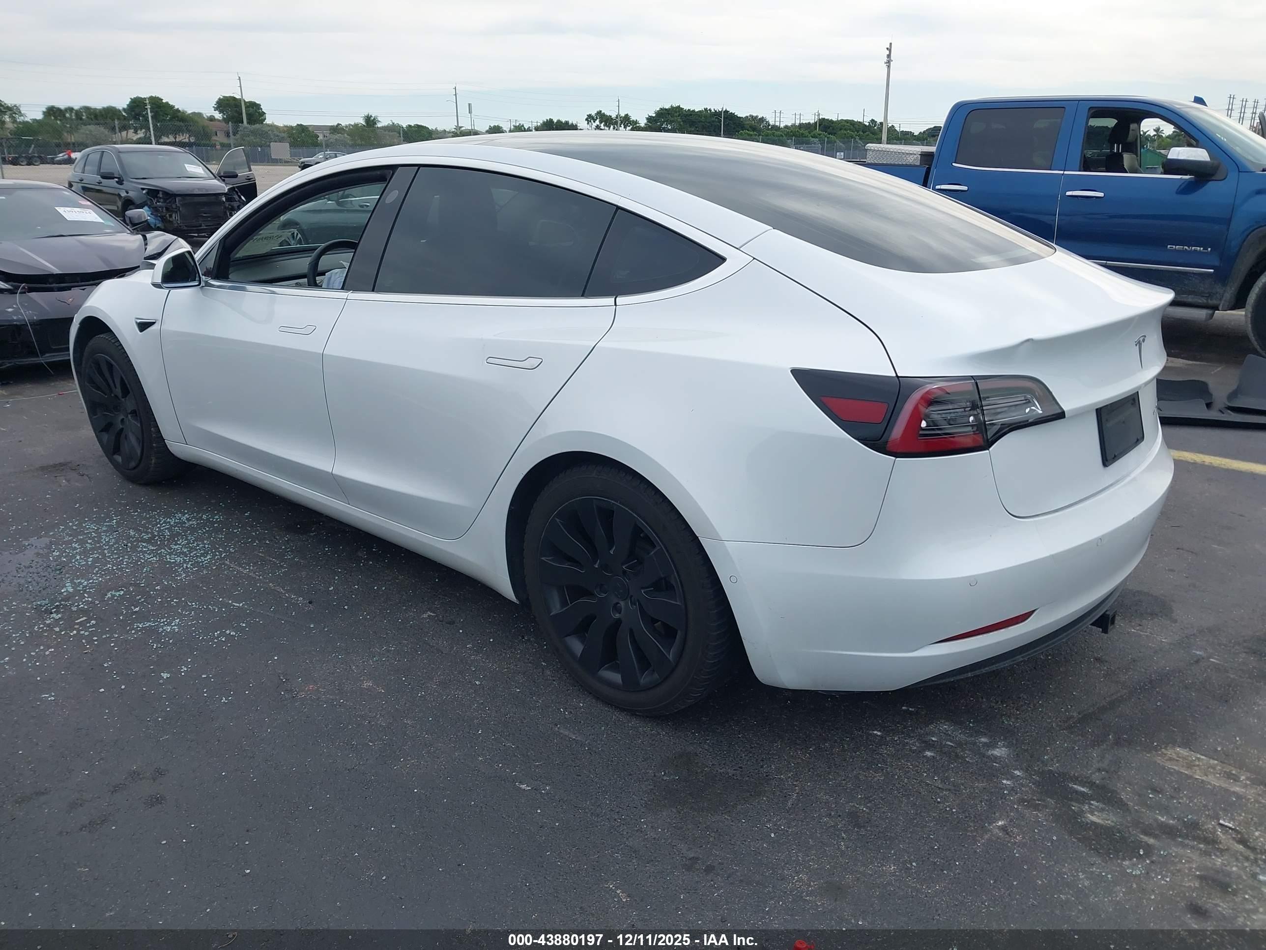 TESLA MODEL image 3