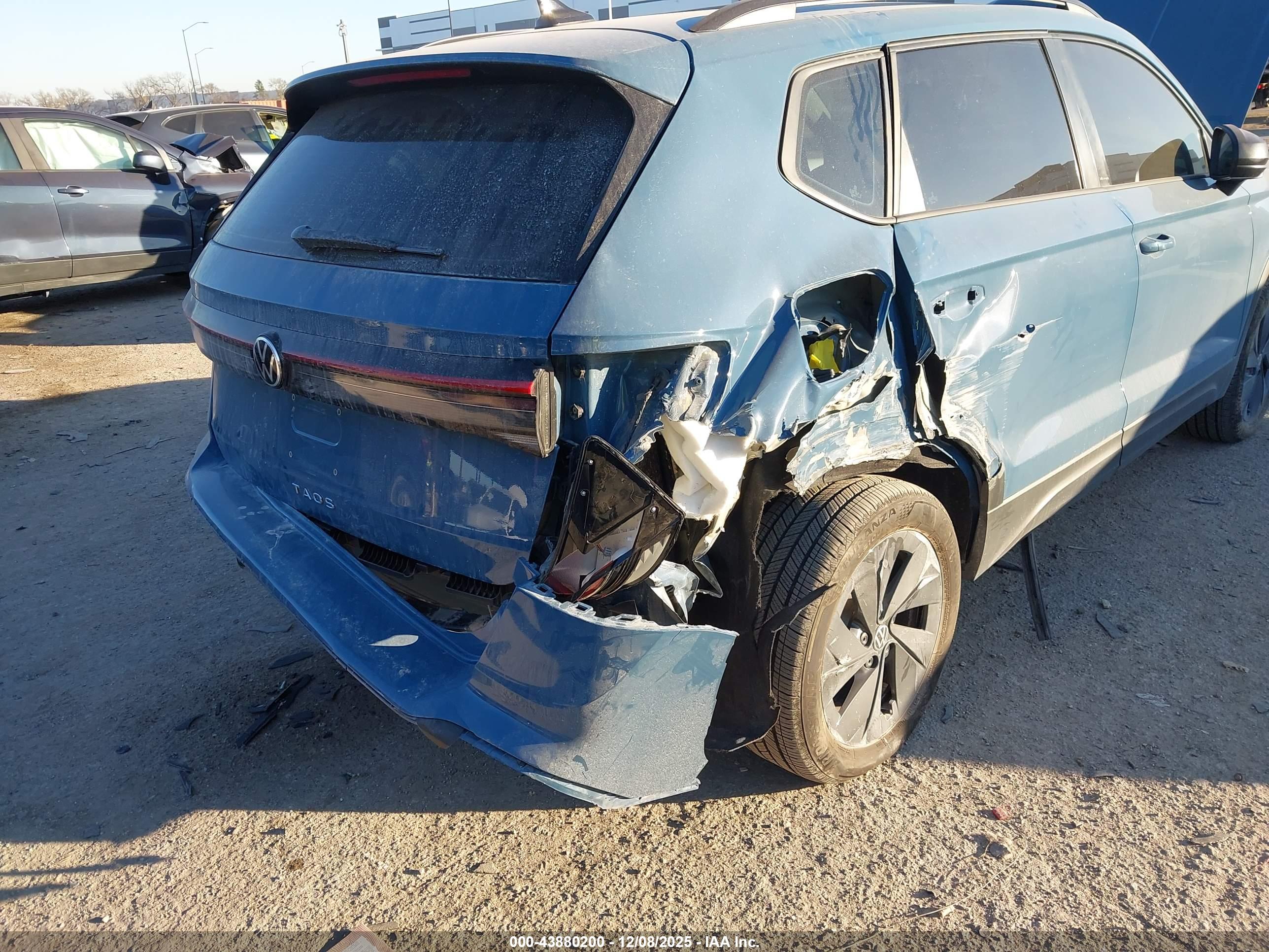 VOLKSWAGEN TAOS image 6