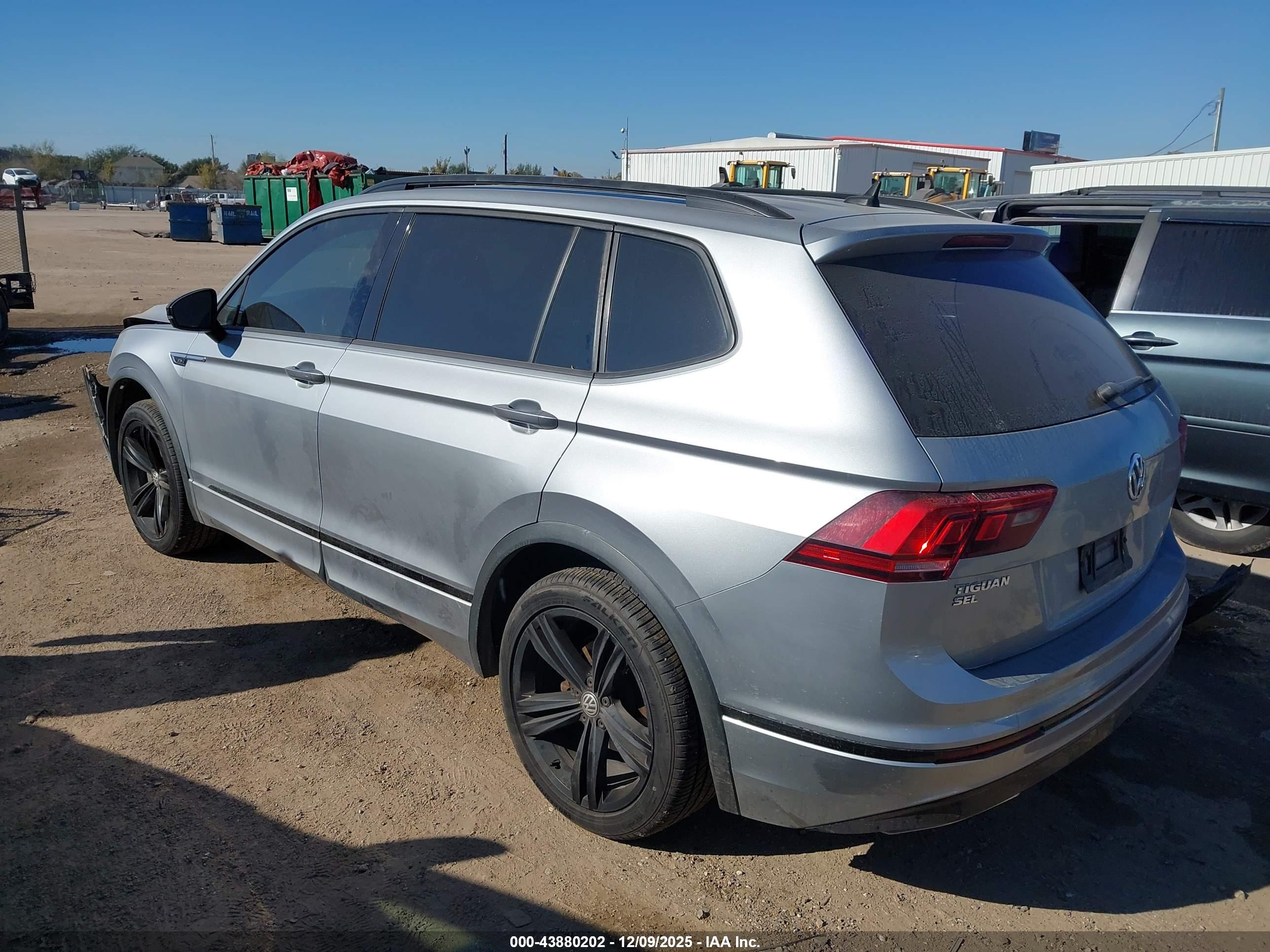 VOLKSWAGEN TIGUAN image 3