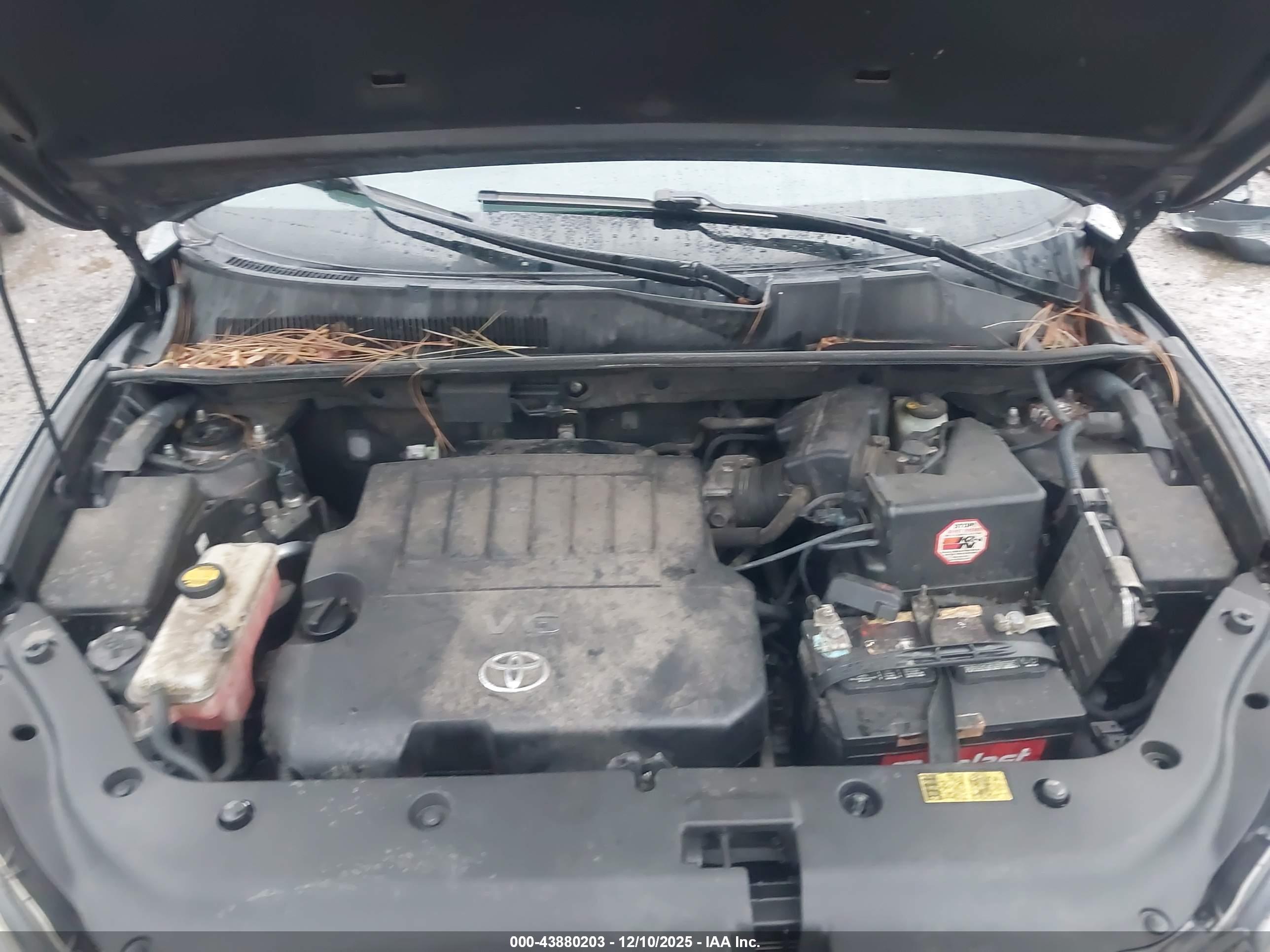 TOYOTA RAV4 image 10