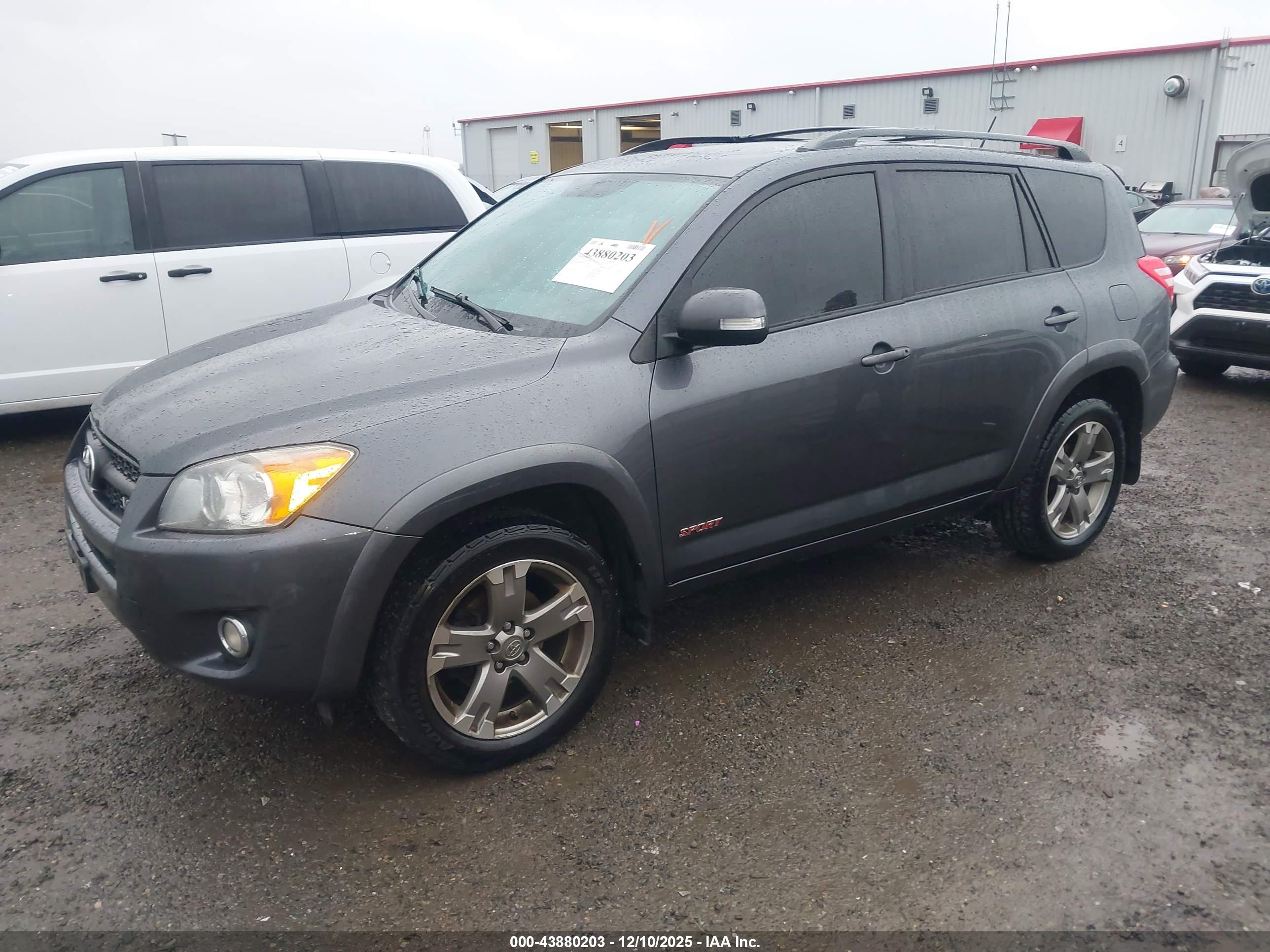 TOYOTA RAV4 image 2