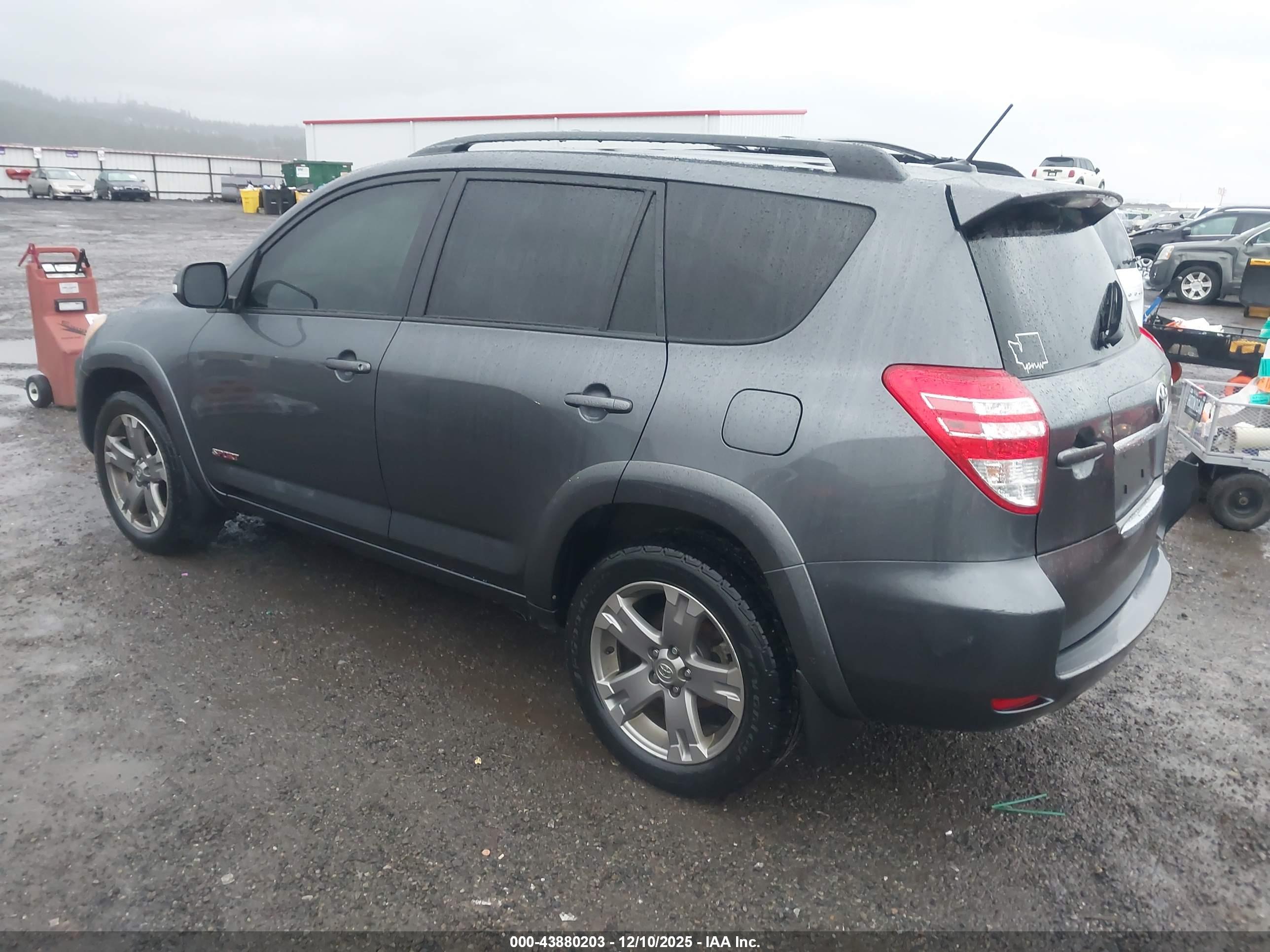 TOYOTA RAV4 image 3