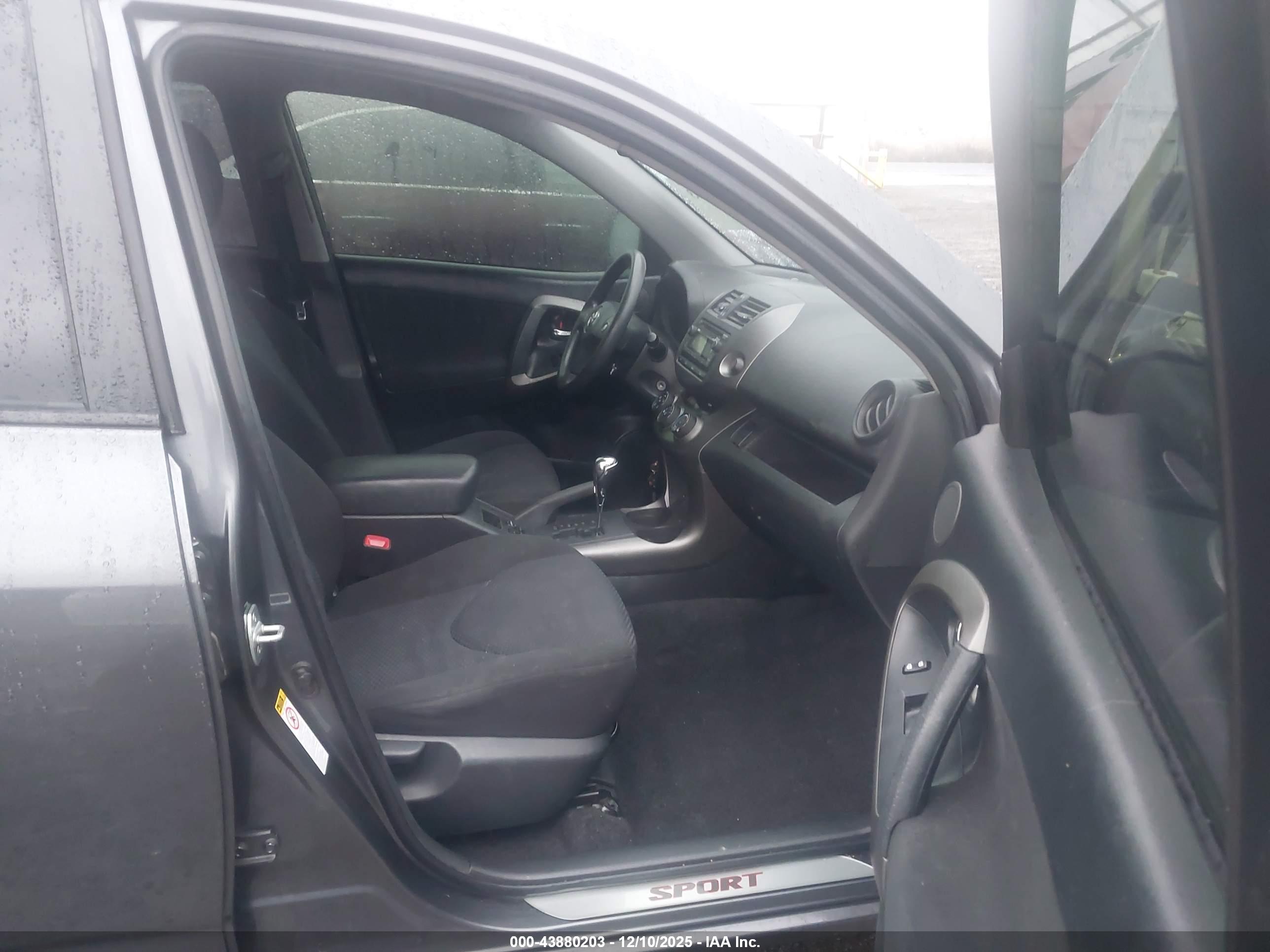 TOYOTA RAV4 image 5