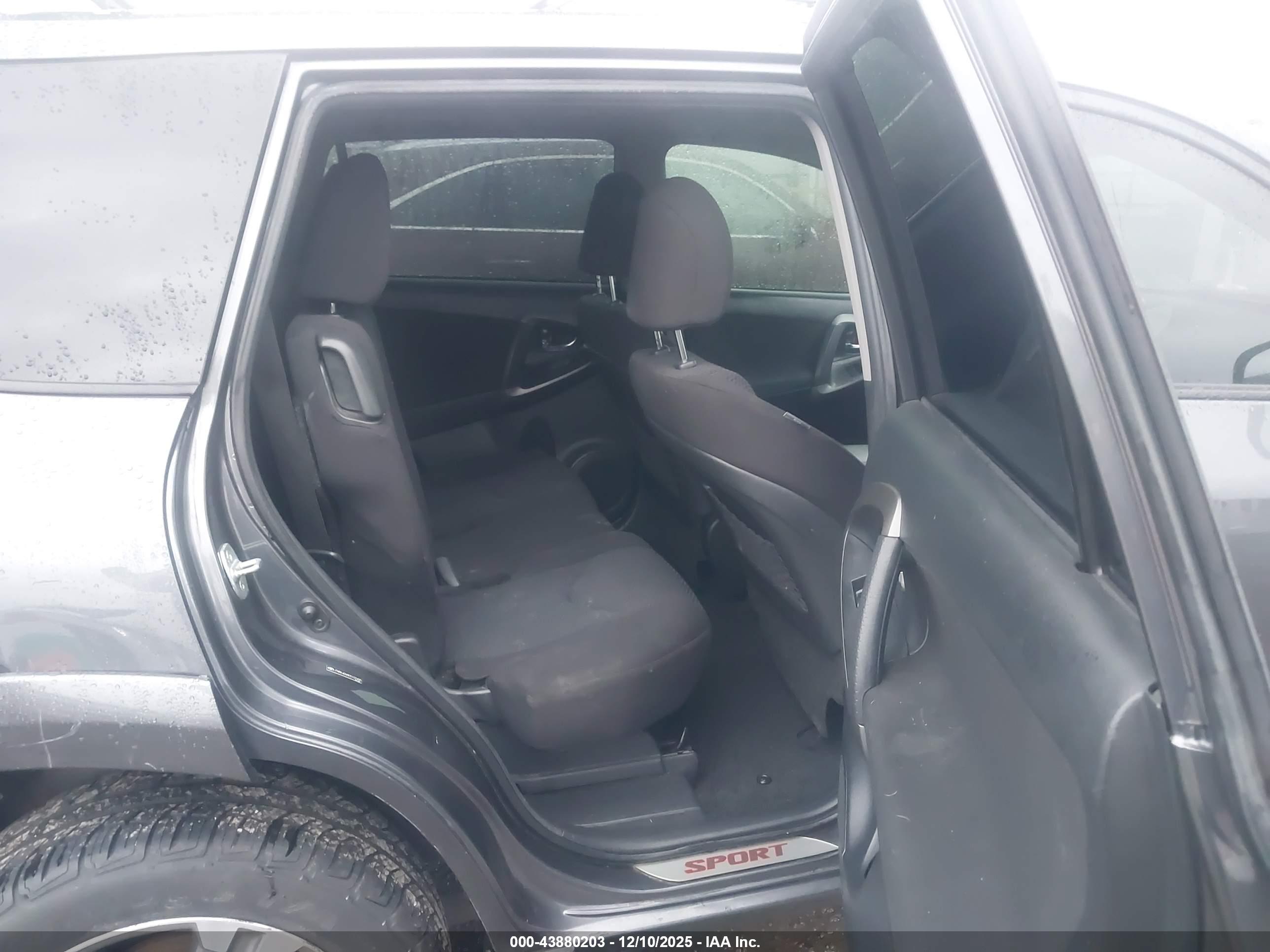 TOYOTA RAV4 image 8