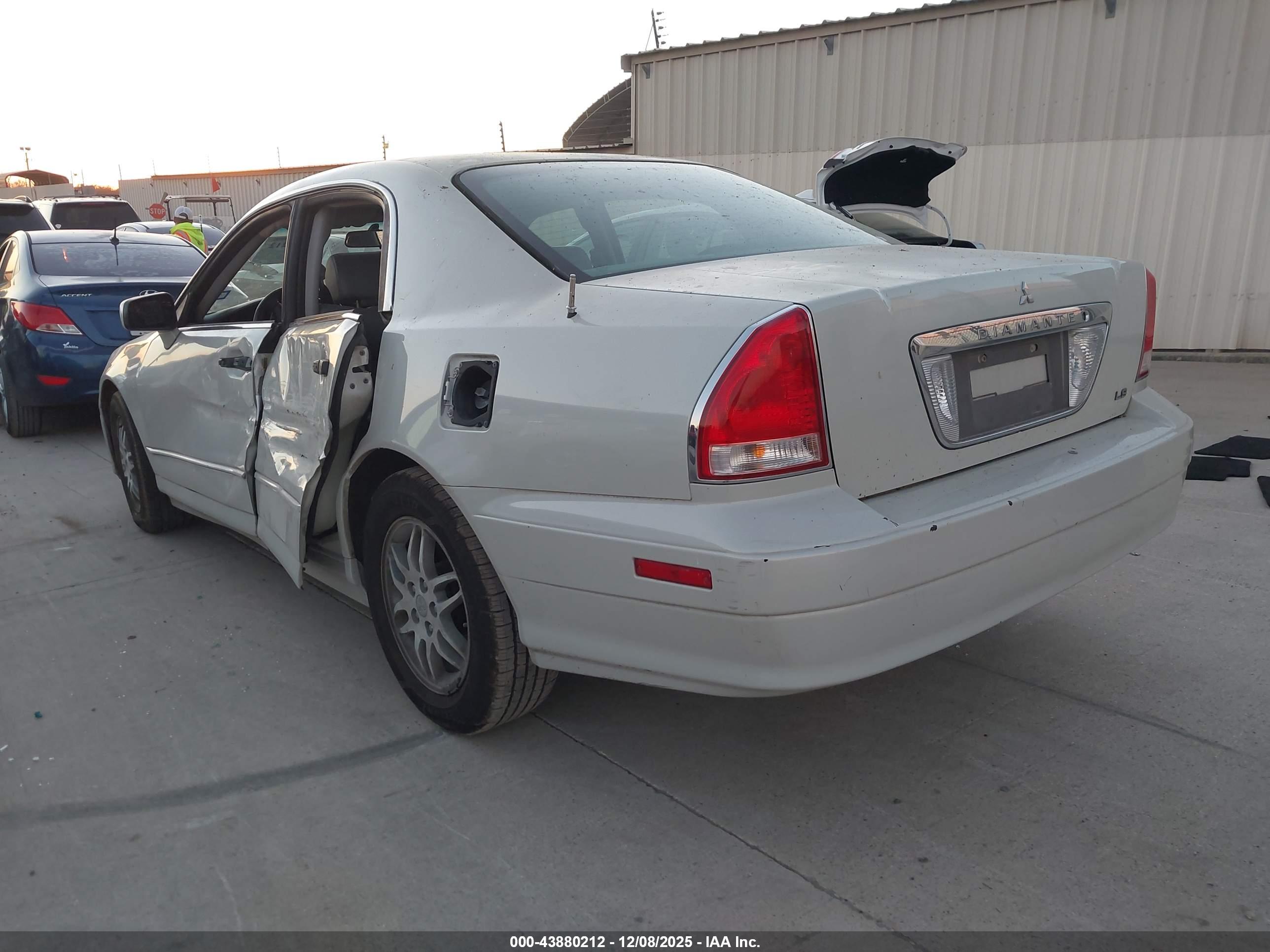 MITSUBISHI DIAMANTE image 3