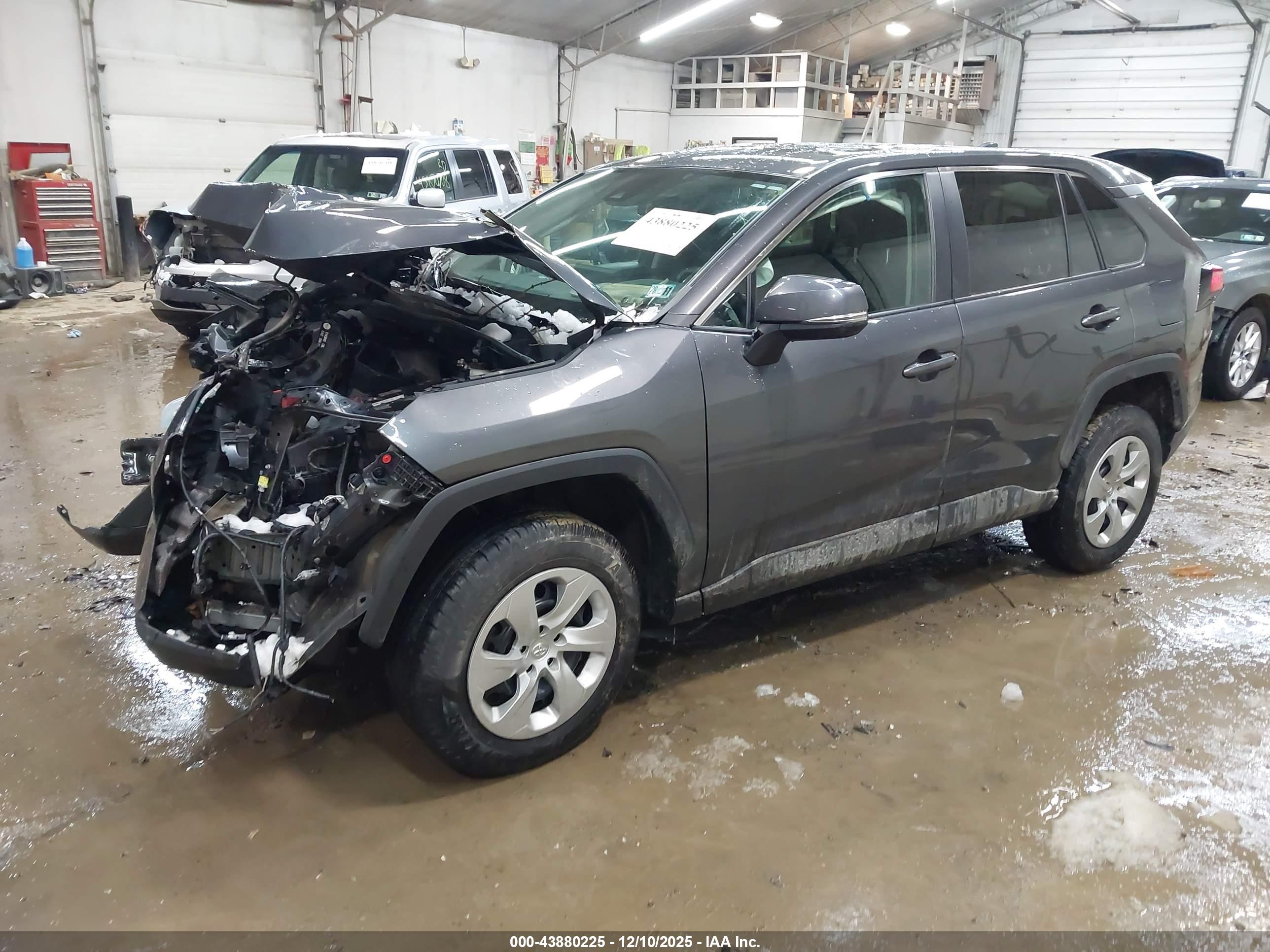 TOYOTA RAV4 image 2
