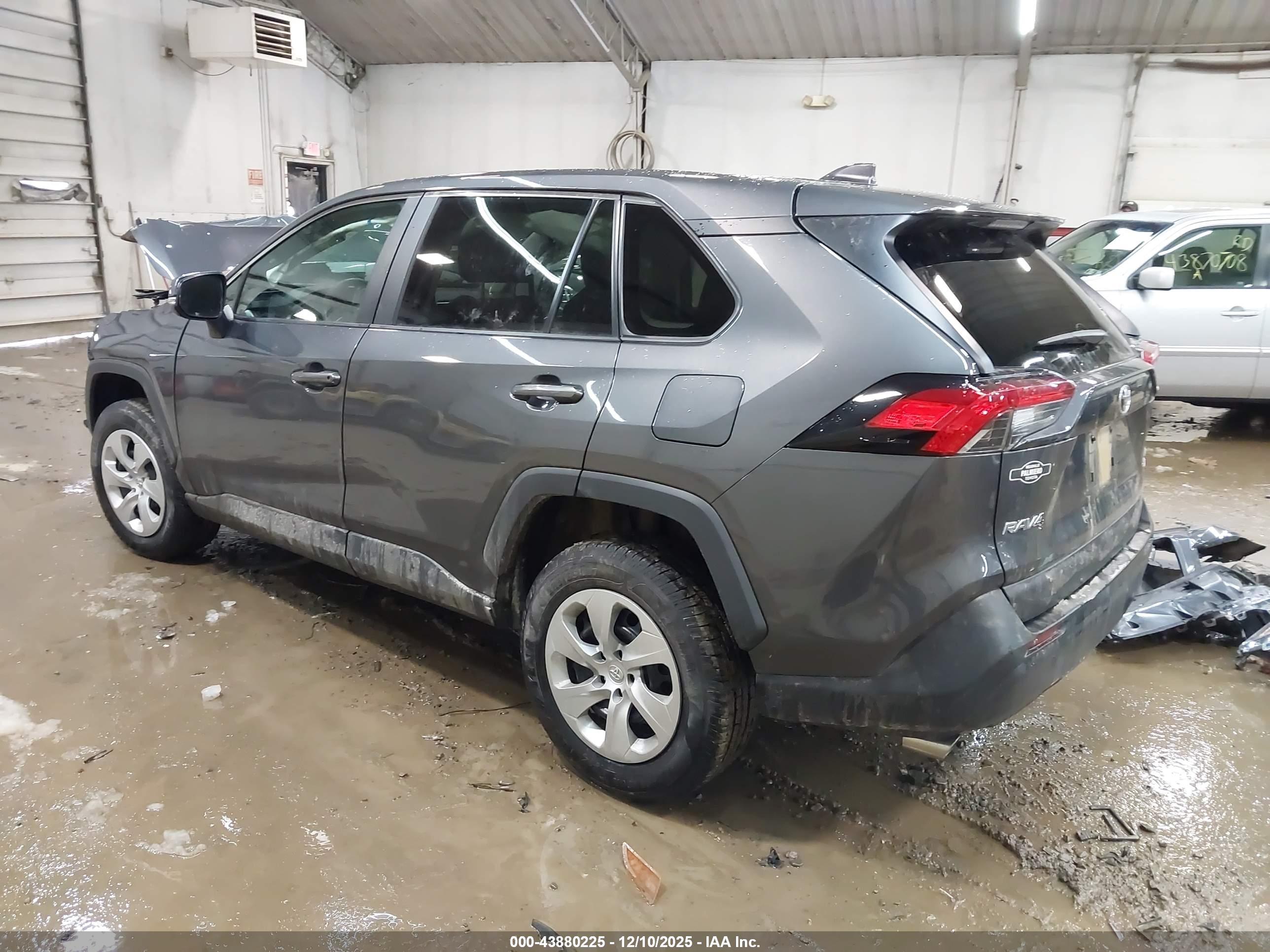 TOYOTA RAV4 image 3