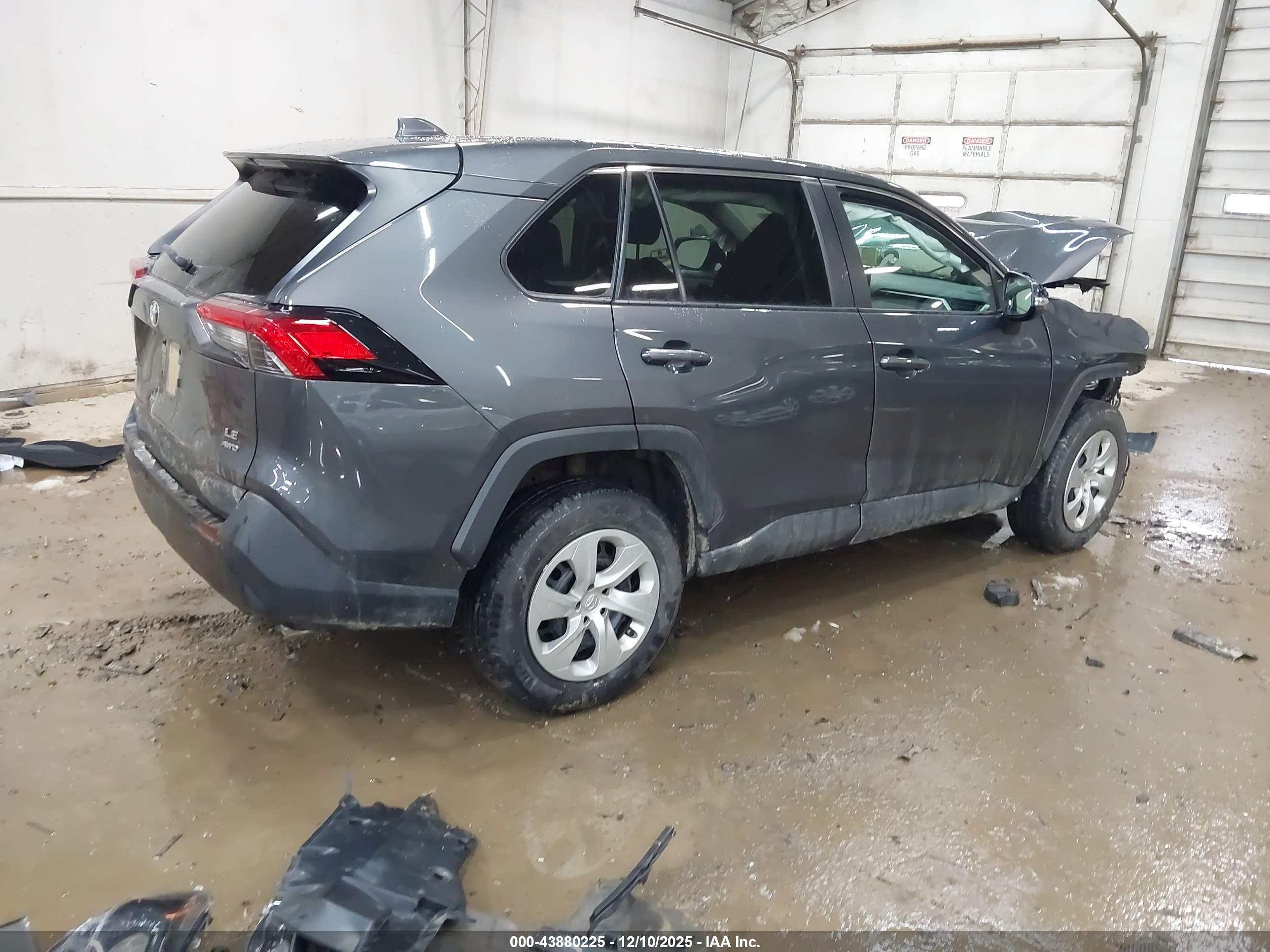 TOYOTA RAV4 image 4