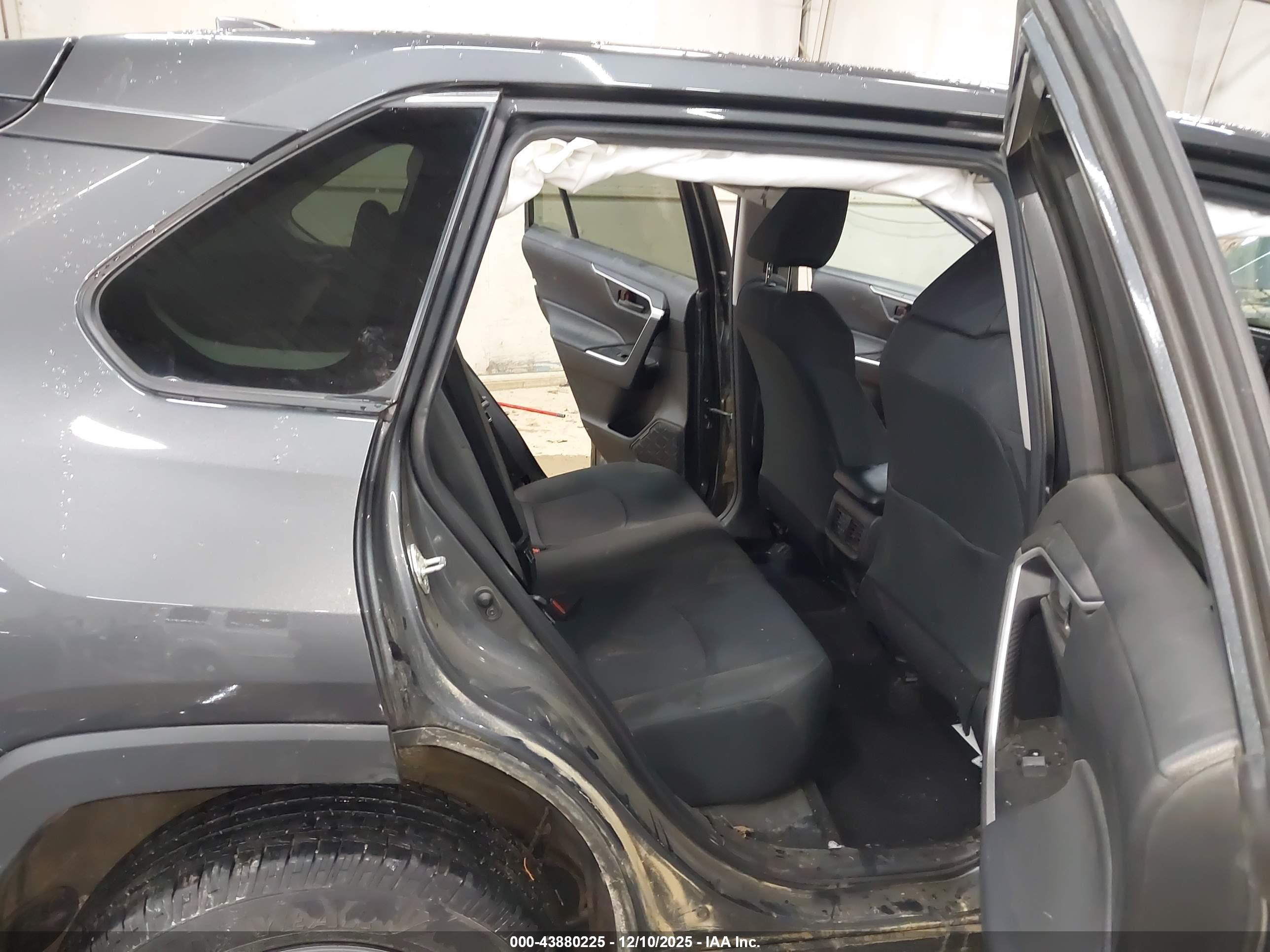 TOYOTA RAV4 image 8