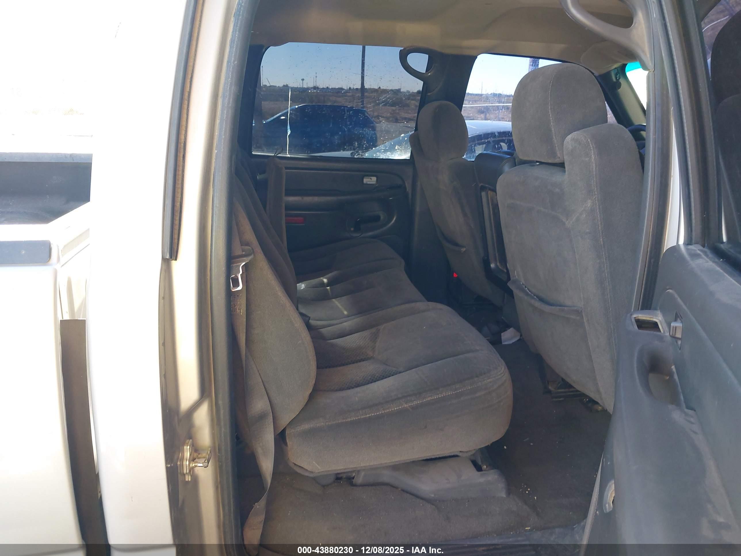 CHEVROLET SILVERADO image 8
