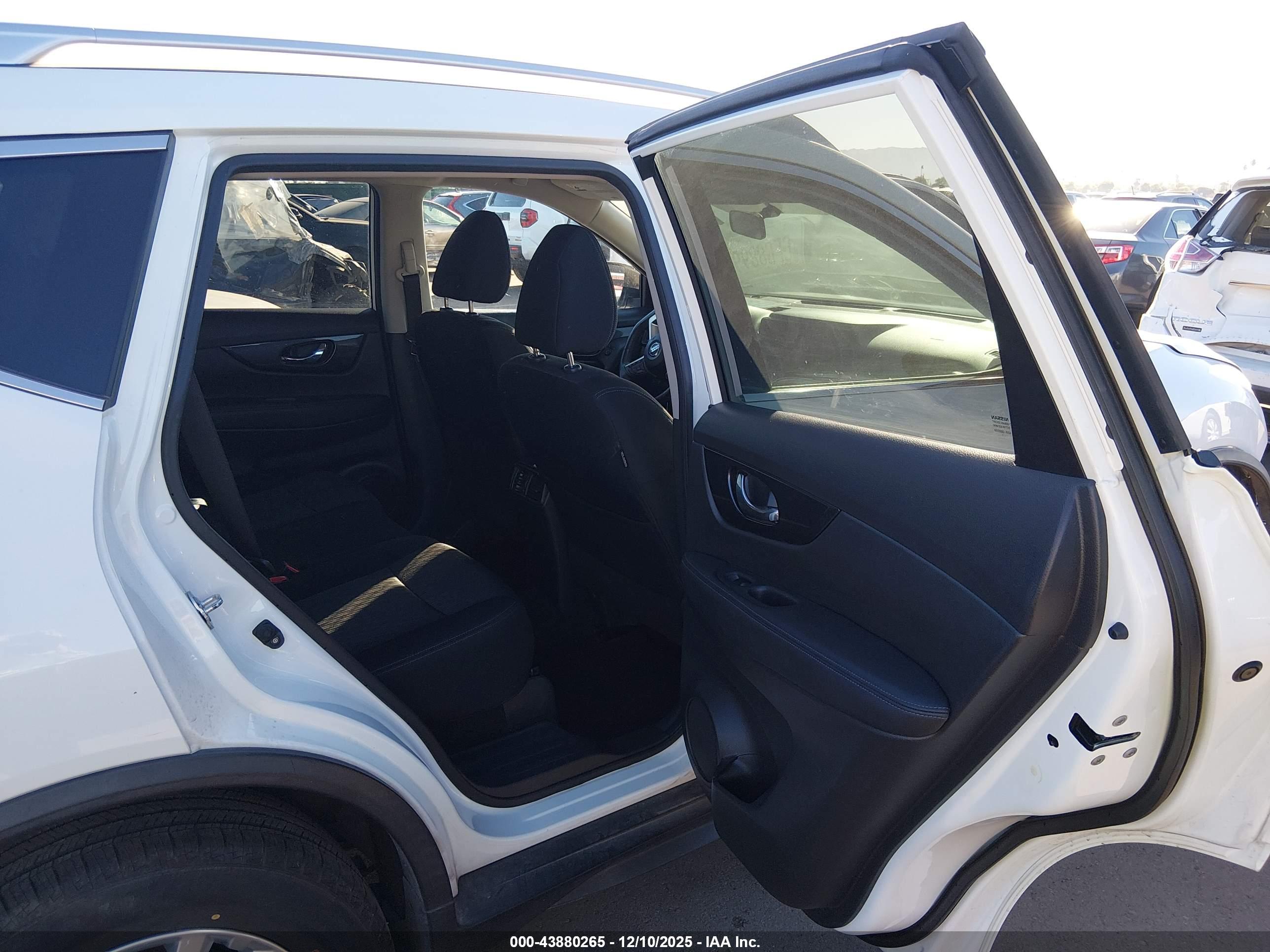NISSAN ROGUE image 8