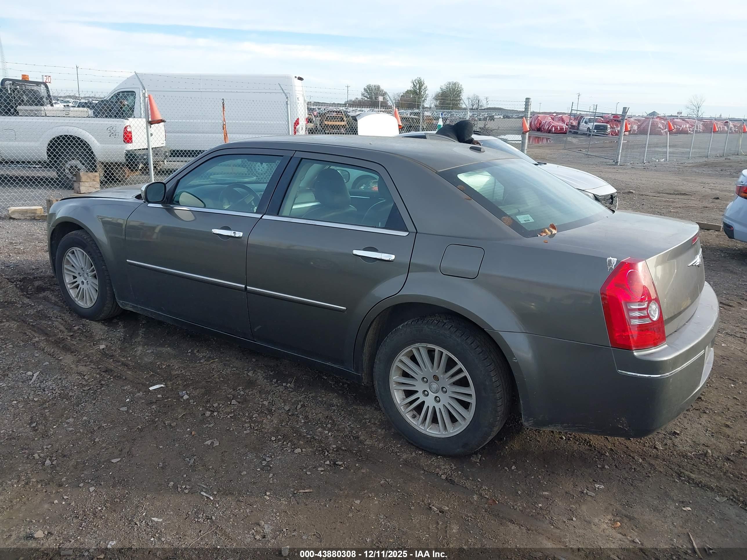 CHRYSLER 300 image 3