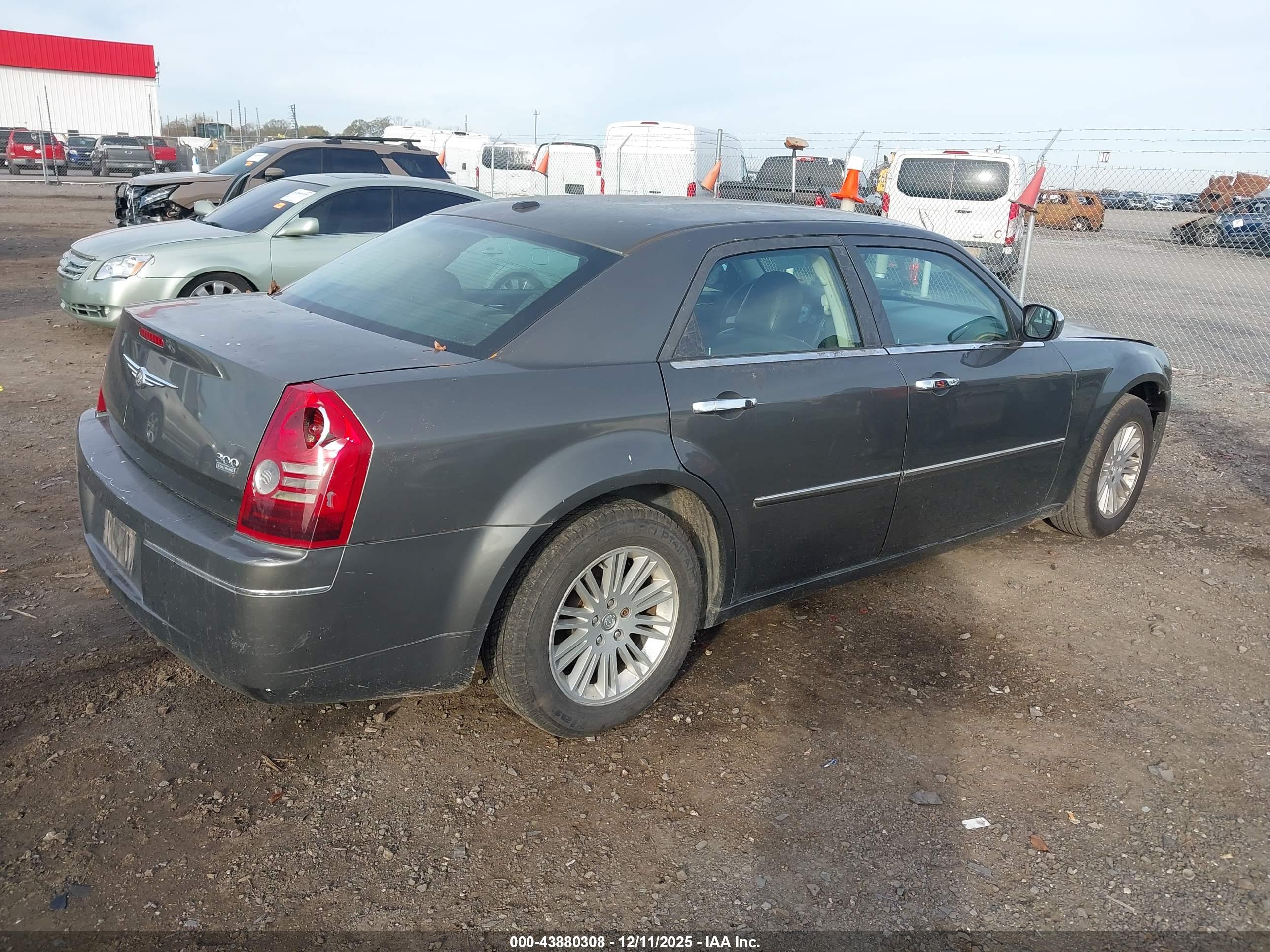 CHRYSLER 300 image 4