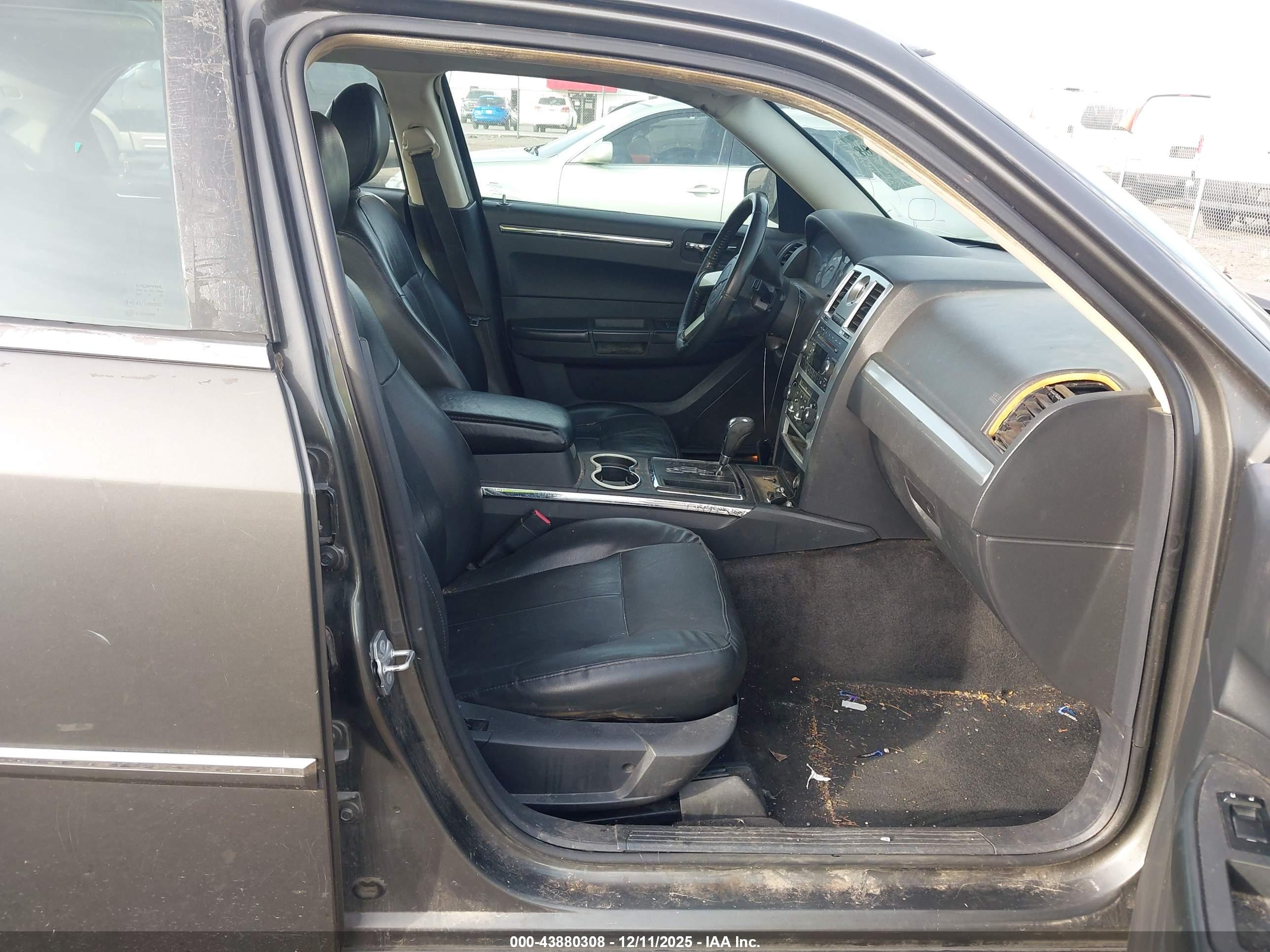 CHRYSLER 300 image 5