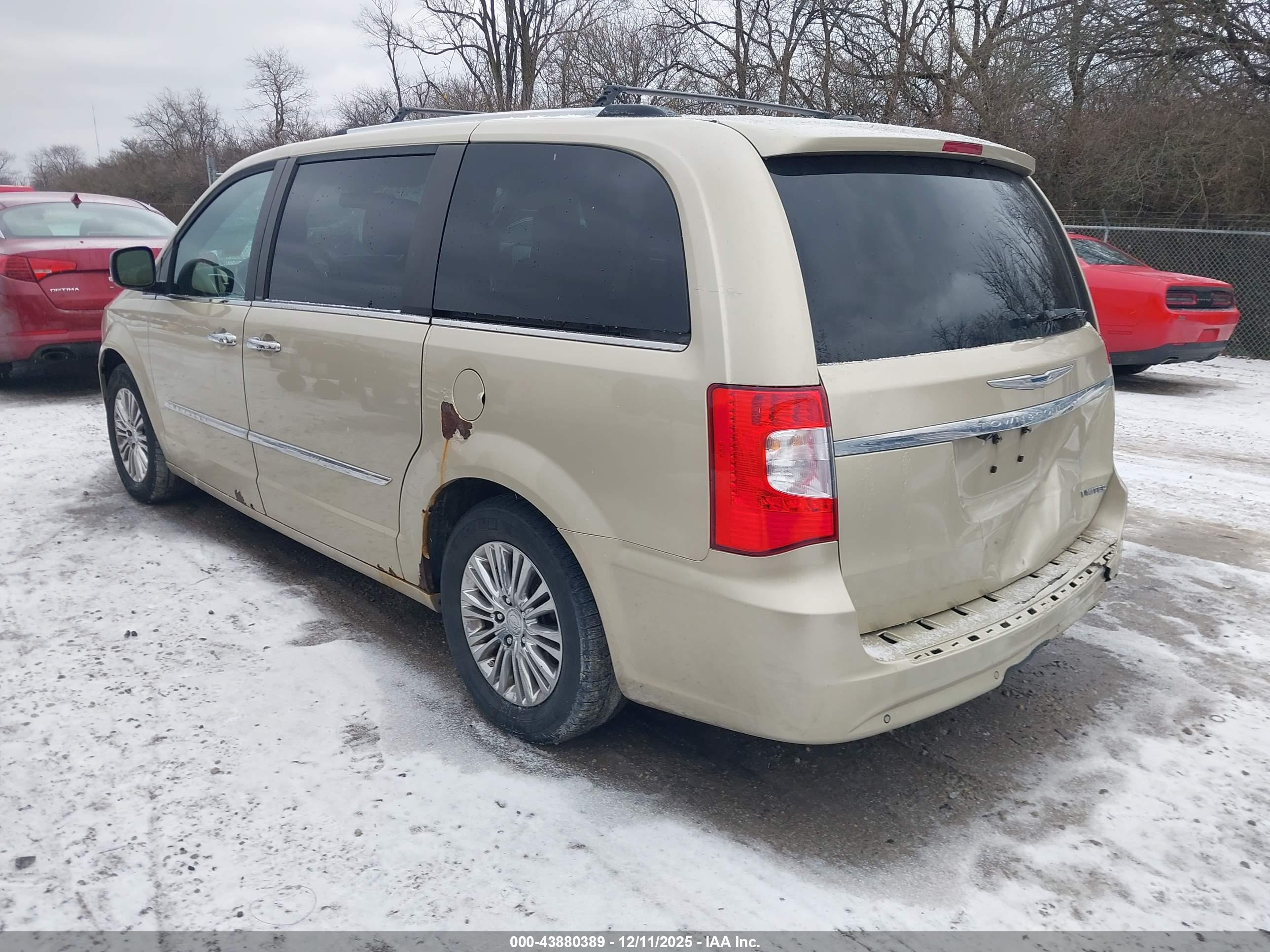 CHRYSLER TOWN image 3