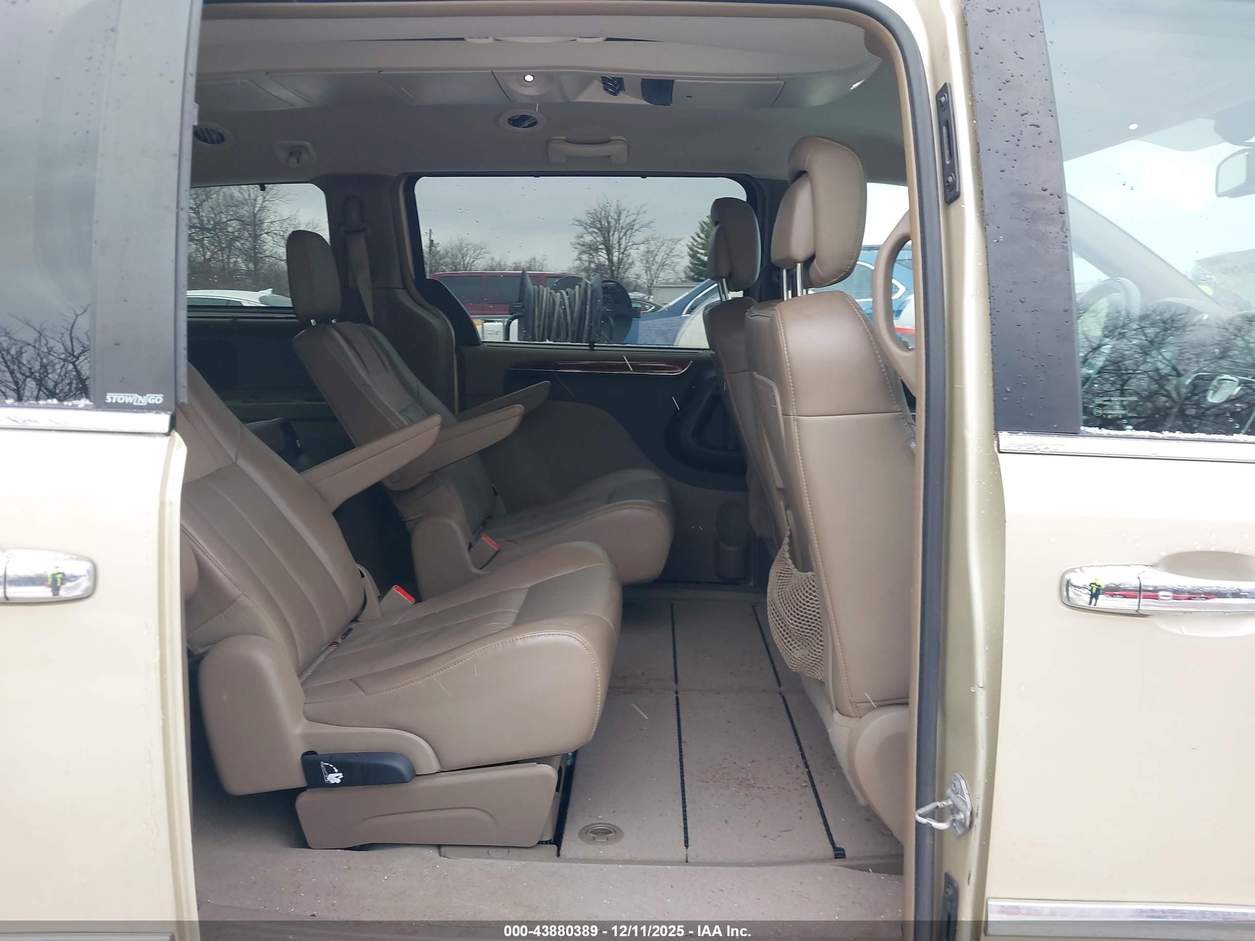 CHRYSLER TOWN image 8