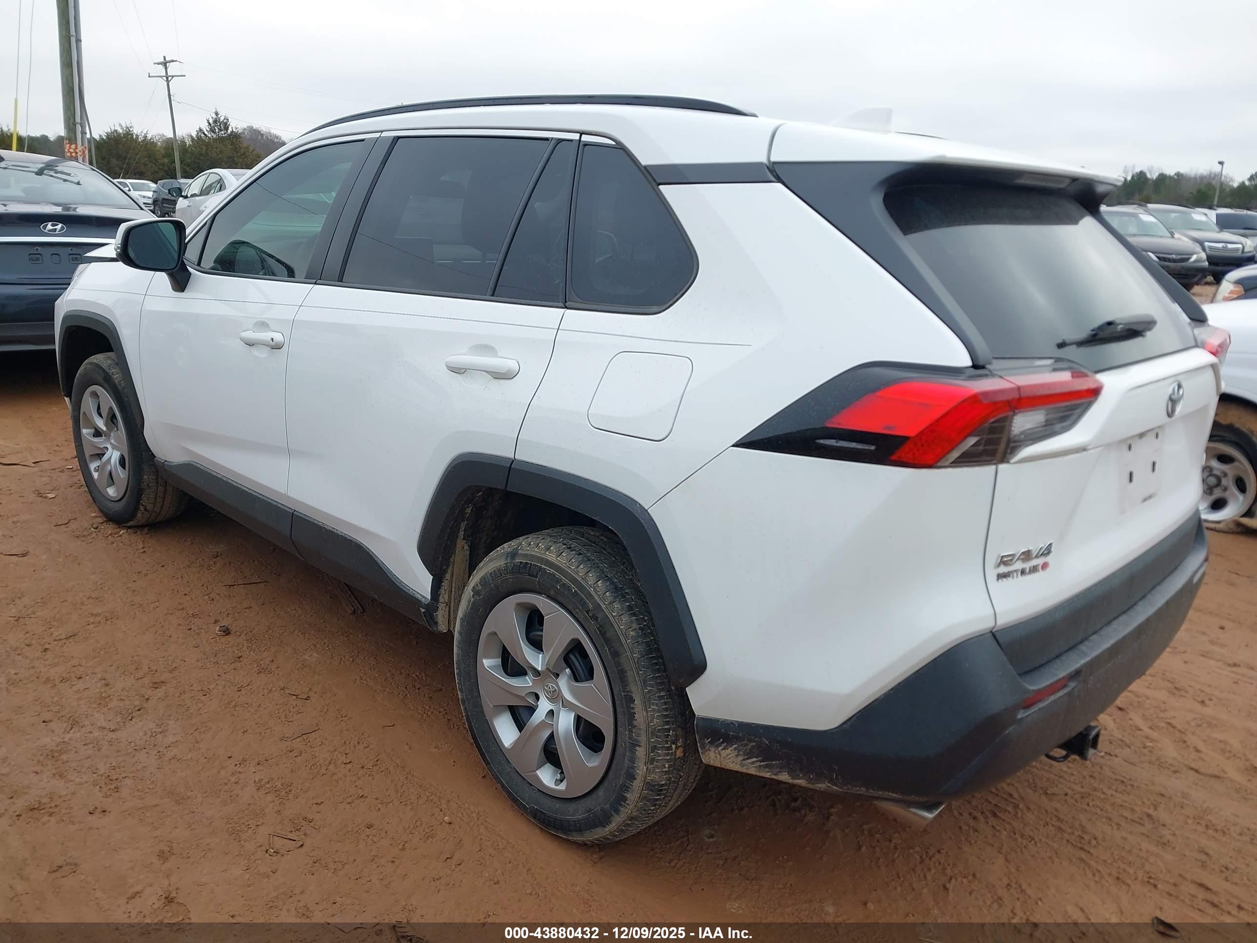 TOYOTA RAV4 image 3