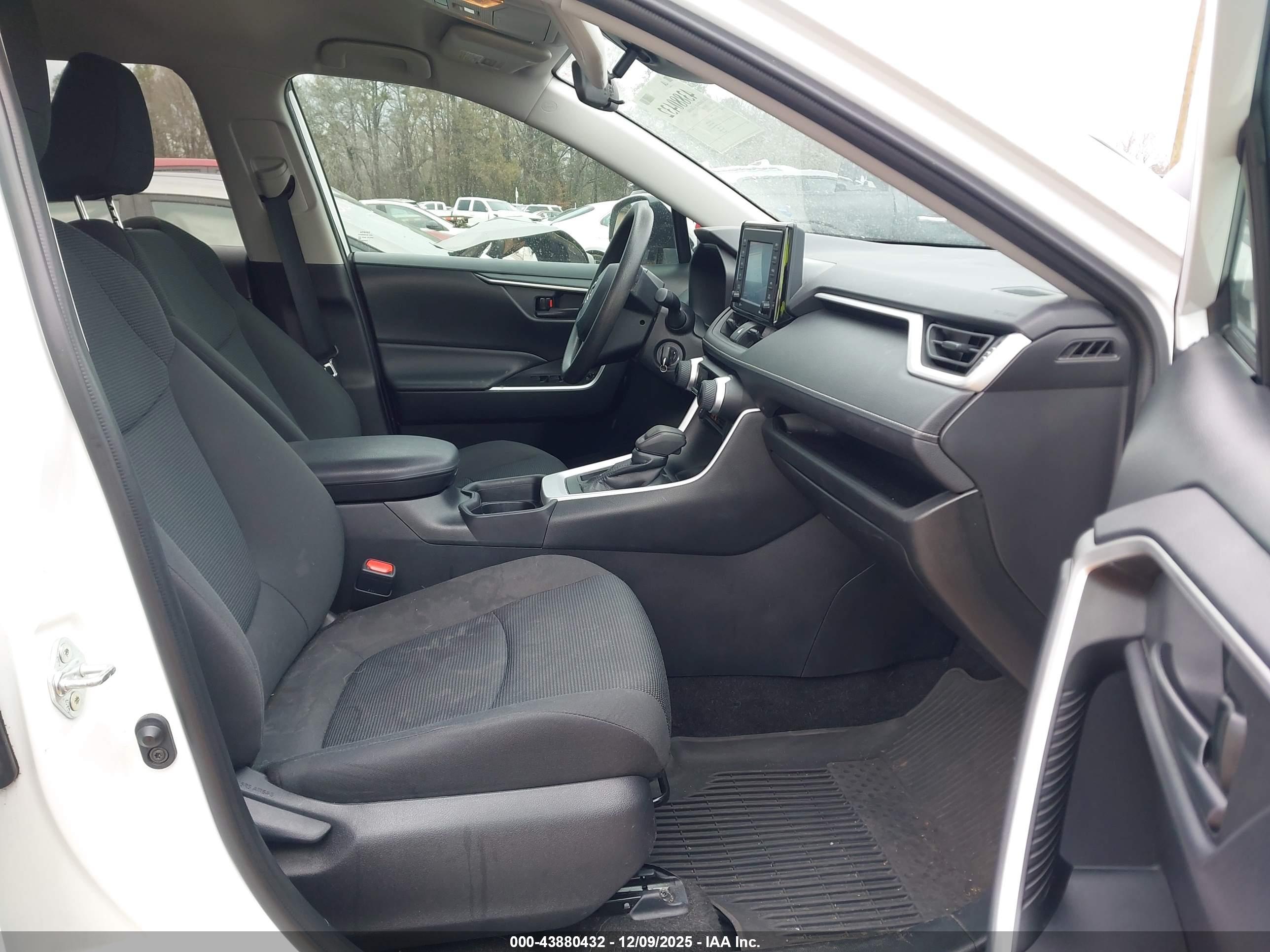 TOYOTA RAV4 image 5