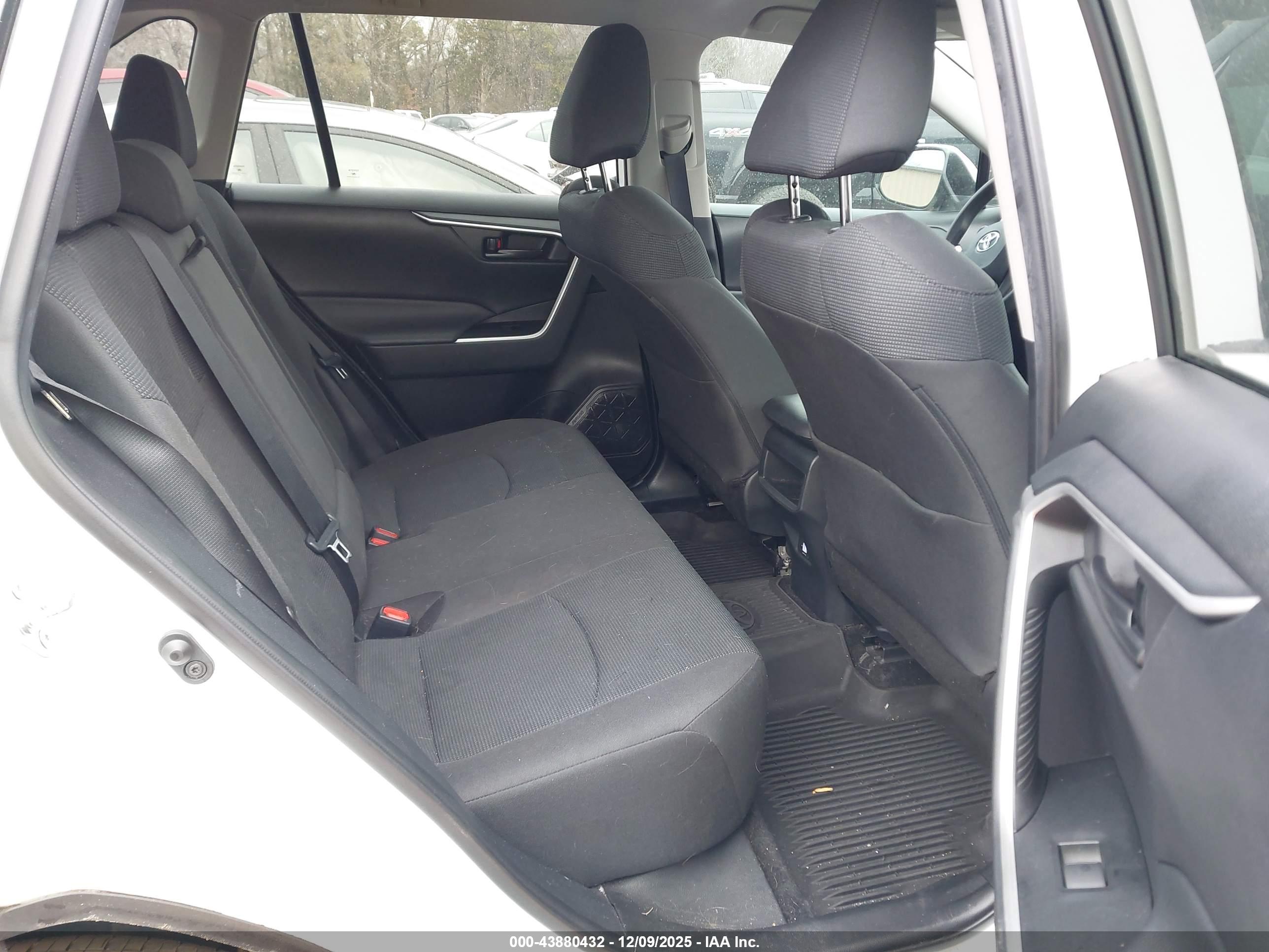 TOYOTA RAV4 image 8
