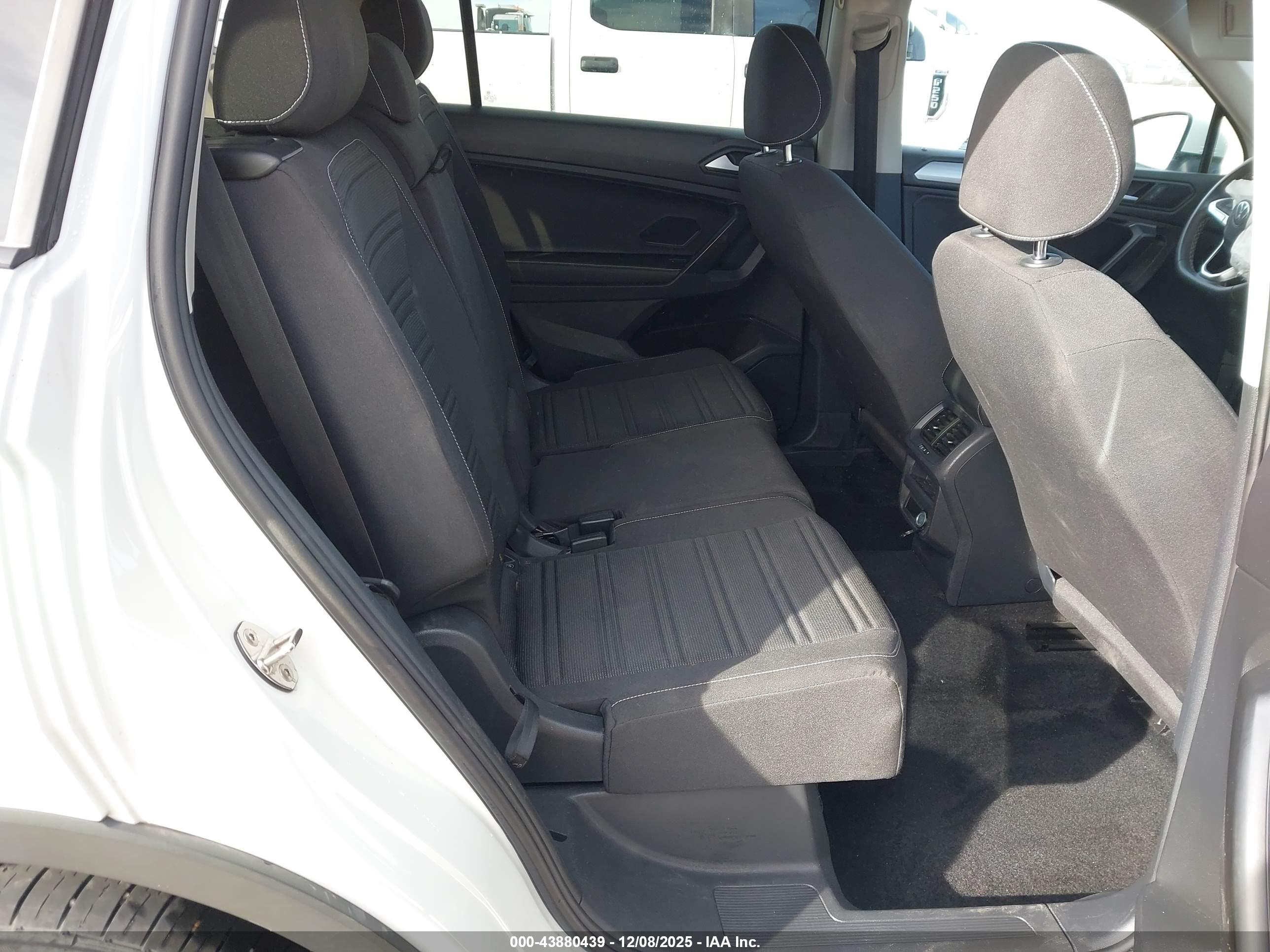VOLKSWAGEN TIGUAN image 8