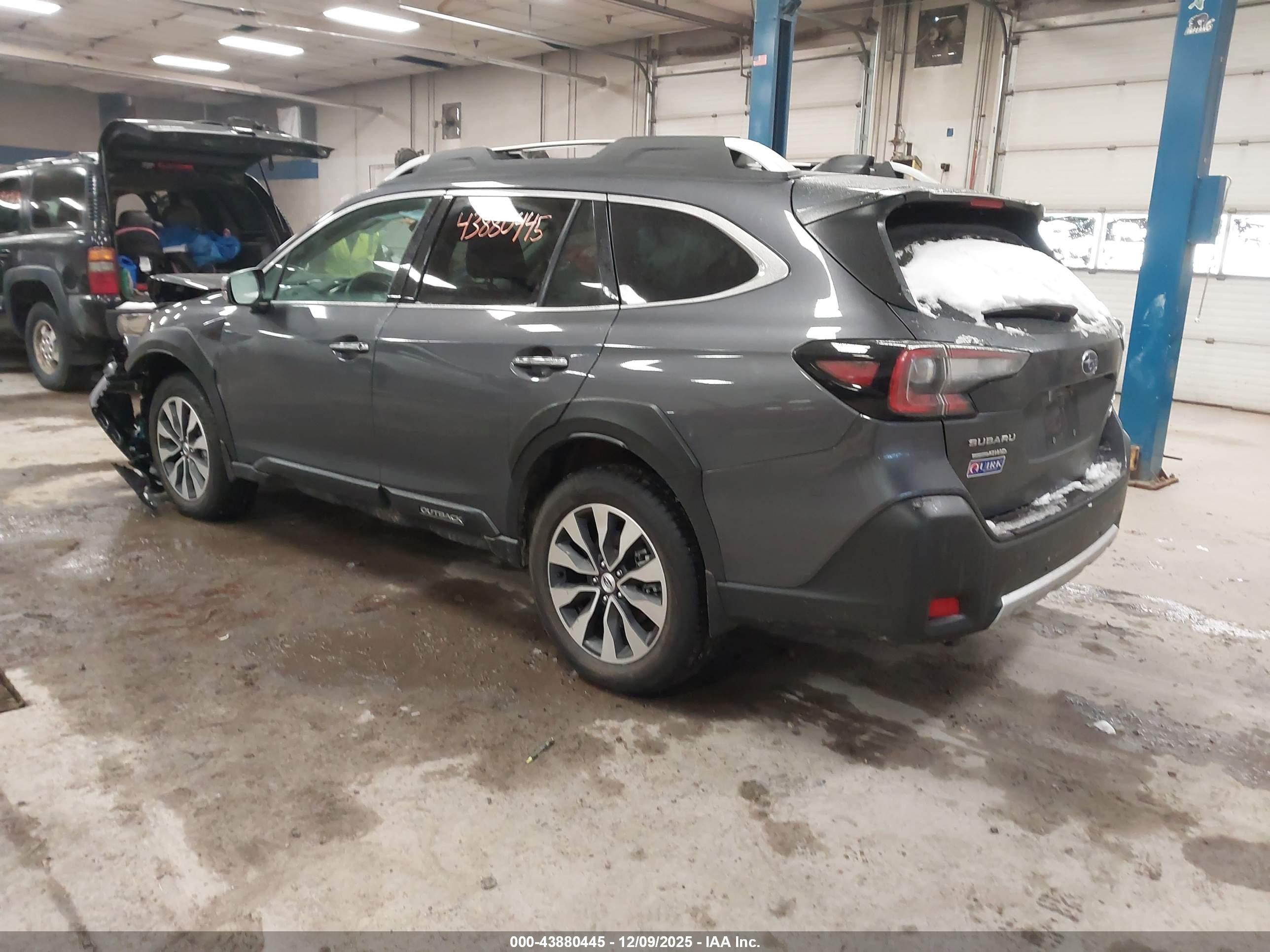 SUBARU OUTBACK image 3