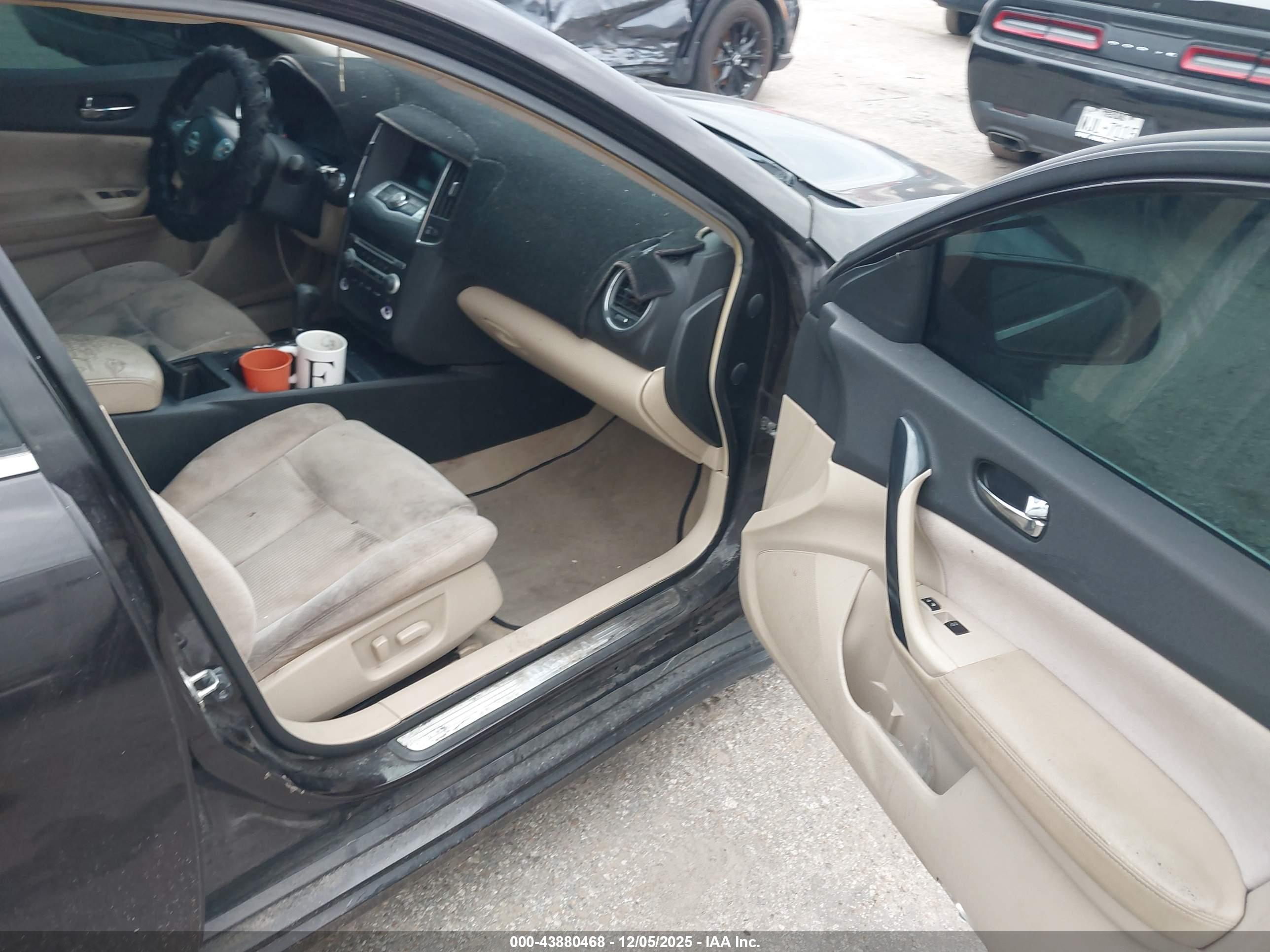 NISSAN MAXIMA image 5